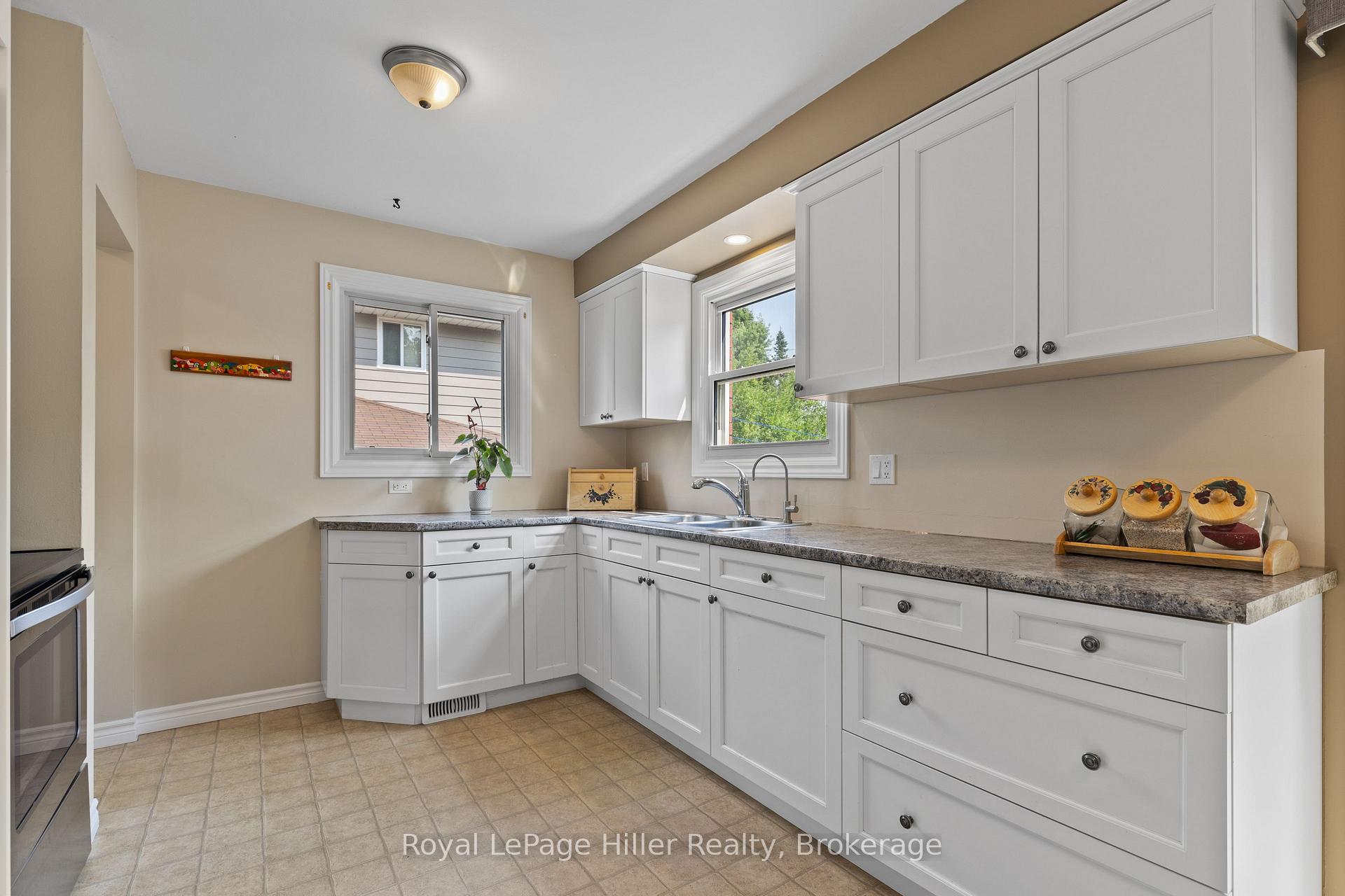 Photo 11 of 47 Kemp Crescent, Stratford — HOMEH