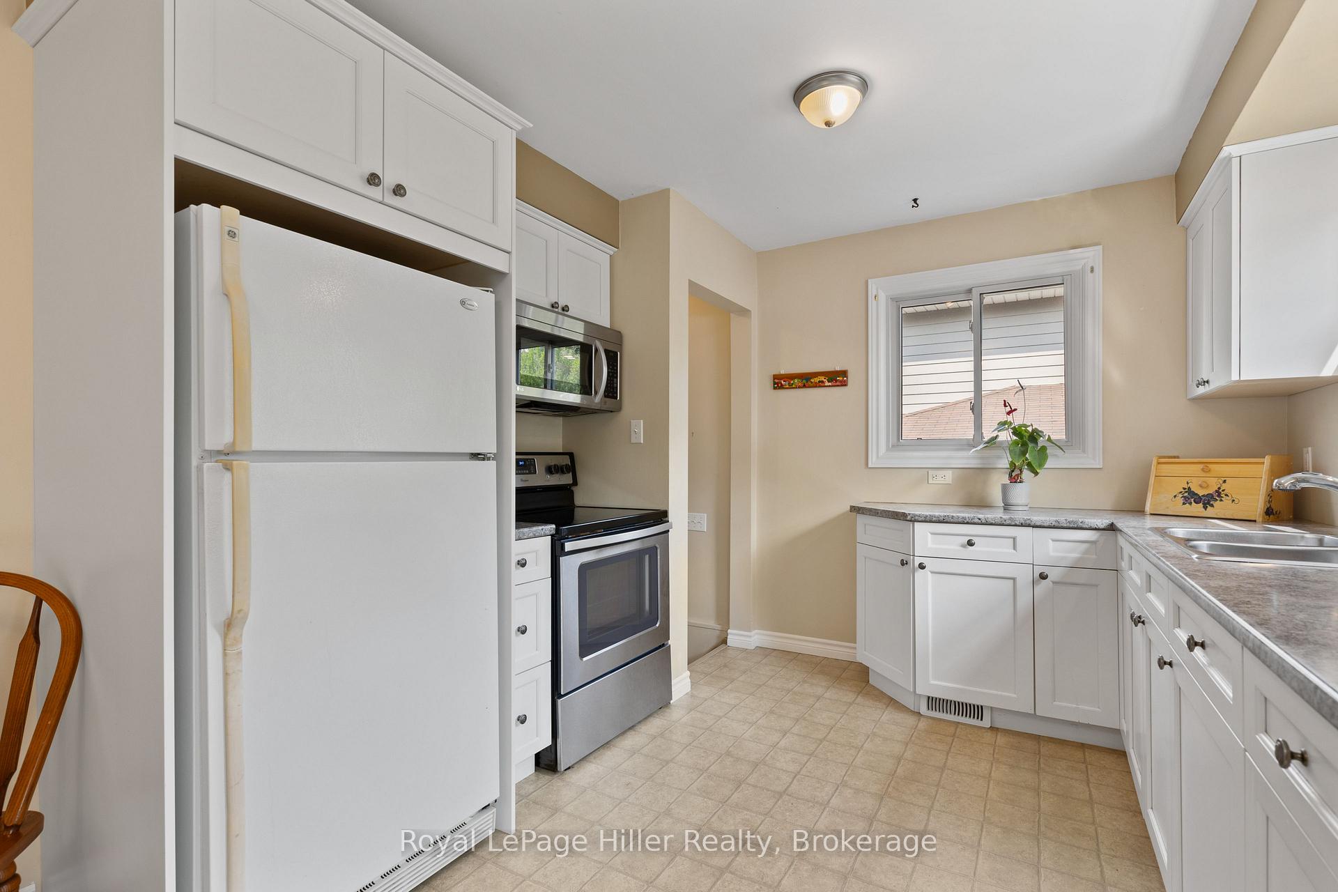 Photo 12 of 47 Kemp Crescent, Stratford — HOMEH