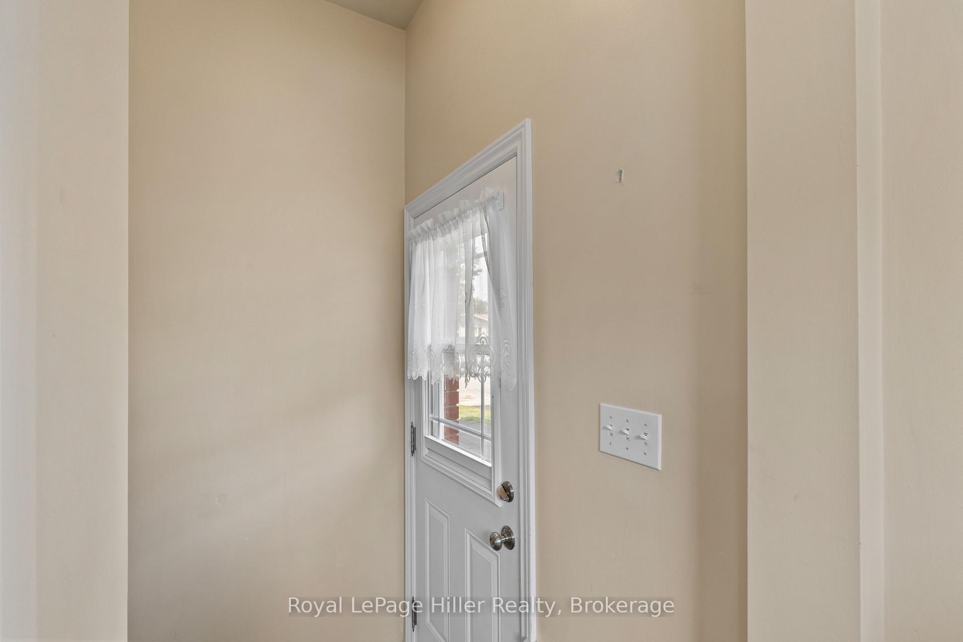 Photo 24 of 47 Kemp Crescent, Stratford — HOMEH