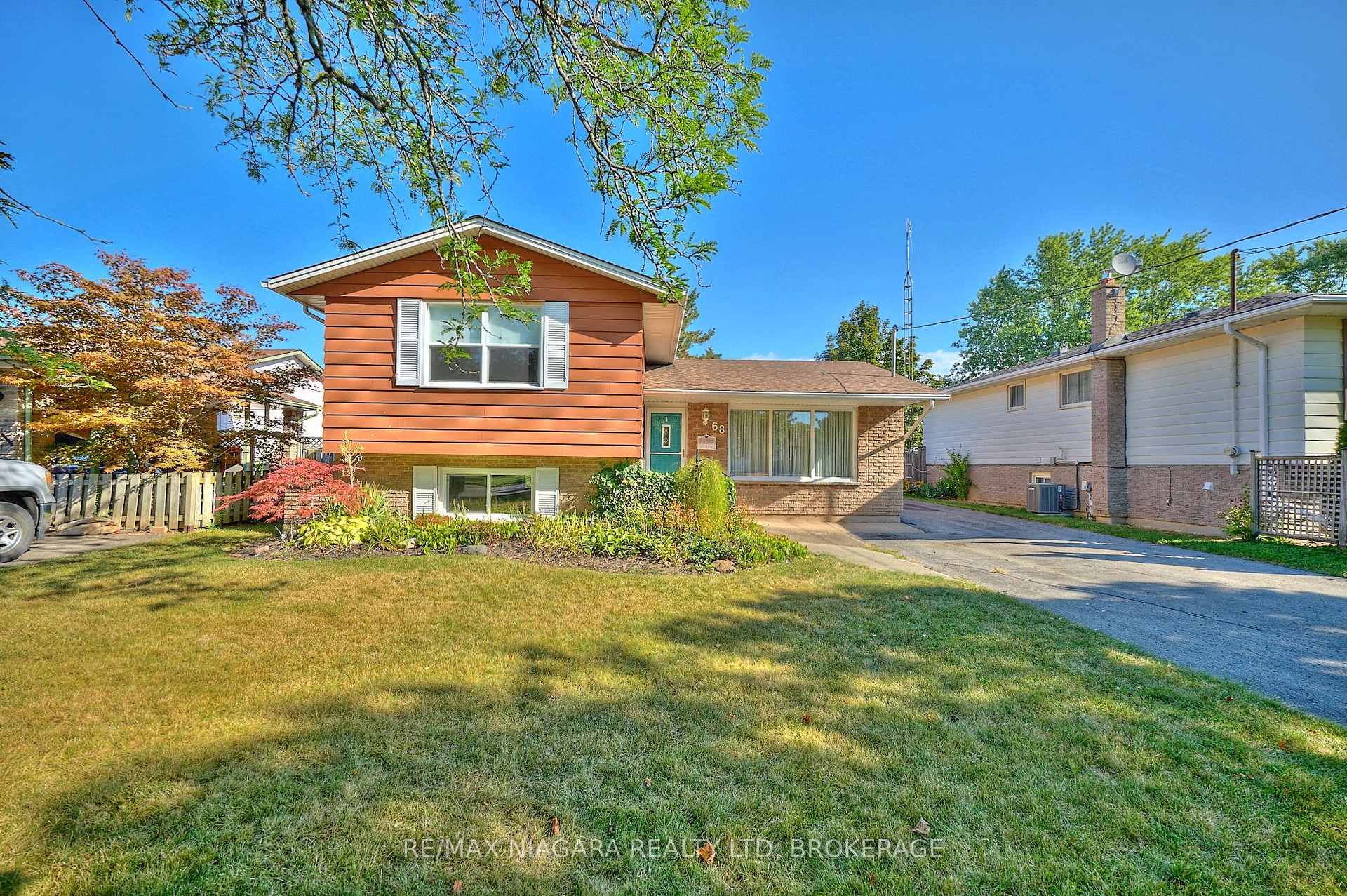 Photo 3 of 68 Acadia Crescent, St. Catharines, Secord Woods — HOMEH