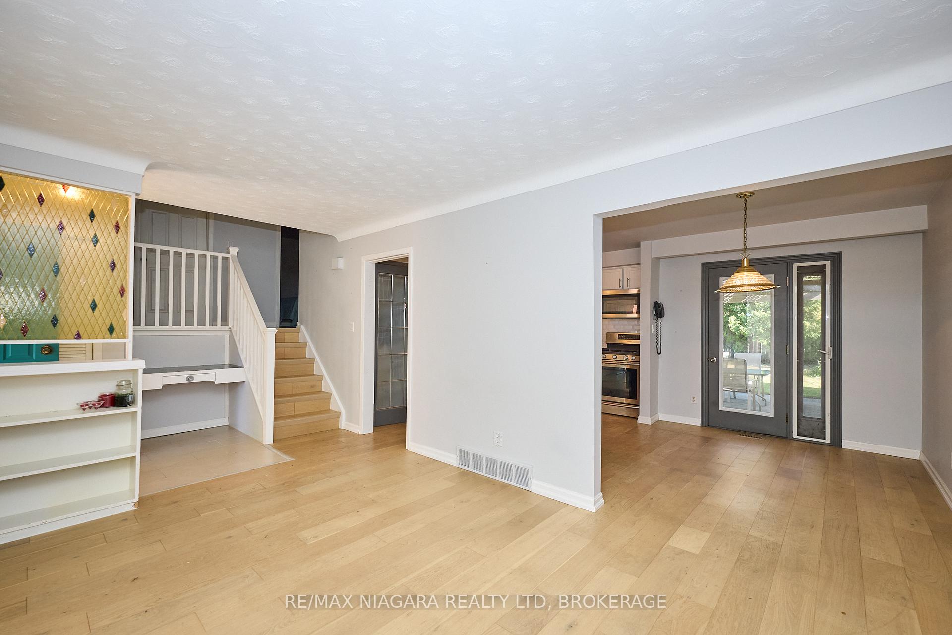 Photo 4 of 68 Acadia Crescent, St. Catharines, Secord Woods — HOMEH
