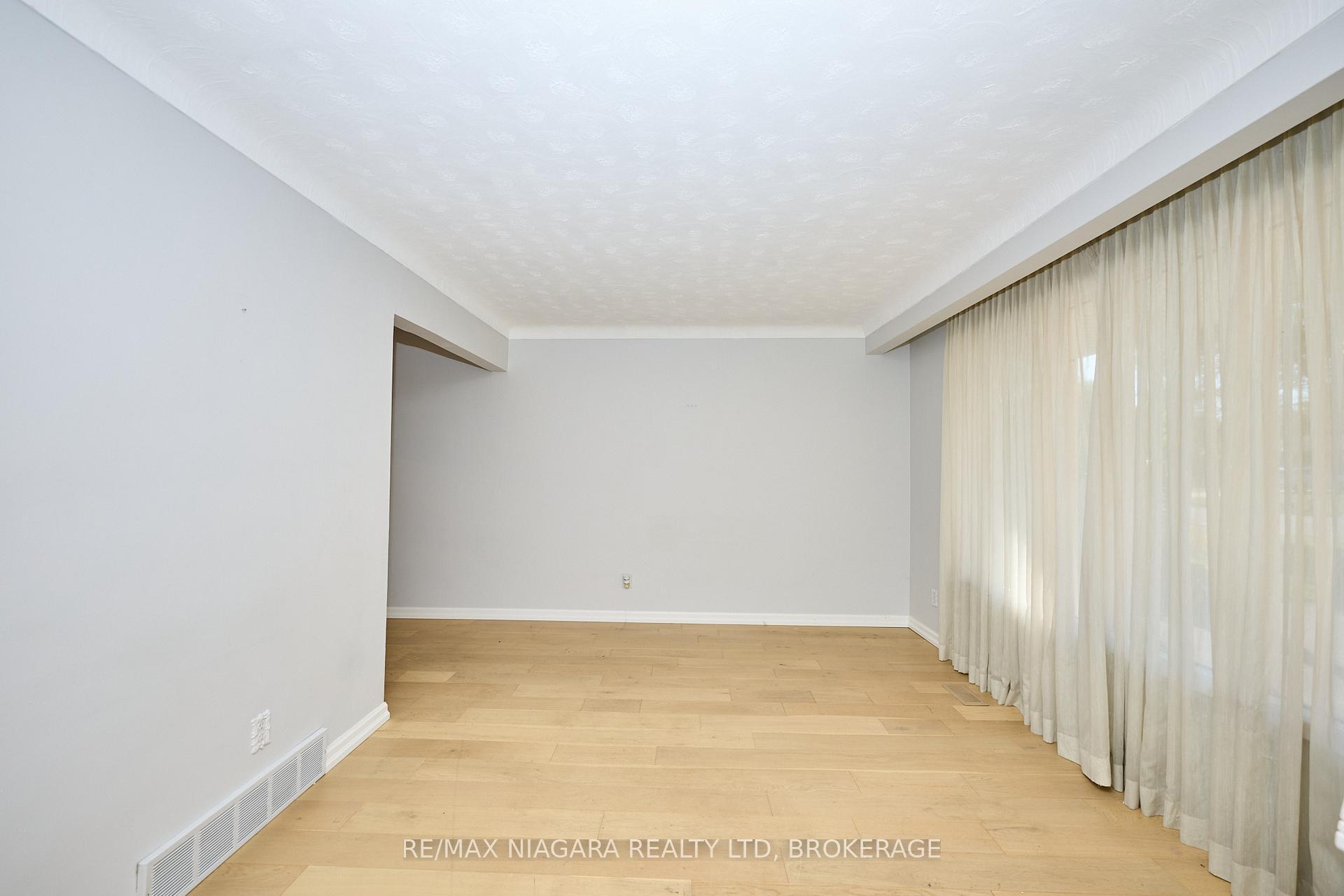 Photo 6 of 68 Acadia Crescent, St. Catharines, Secord Woods — HOMEH