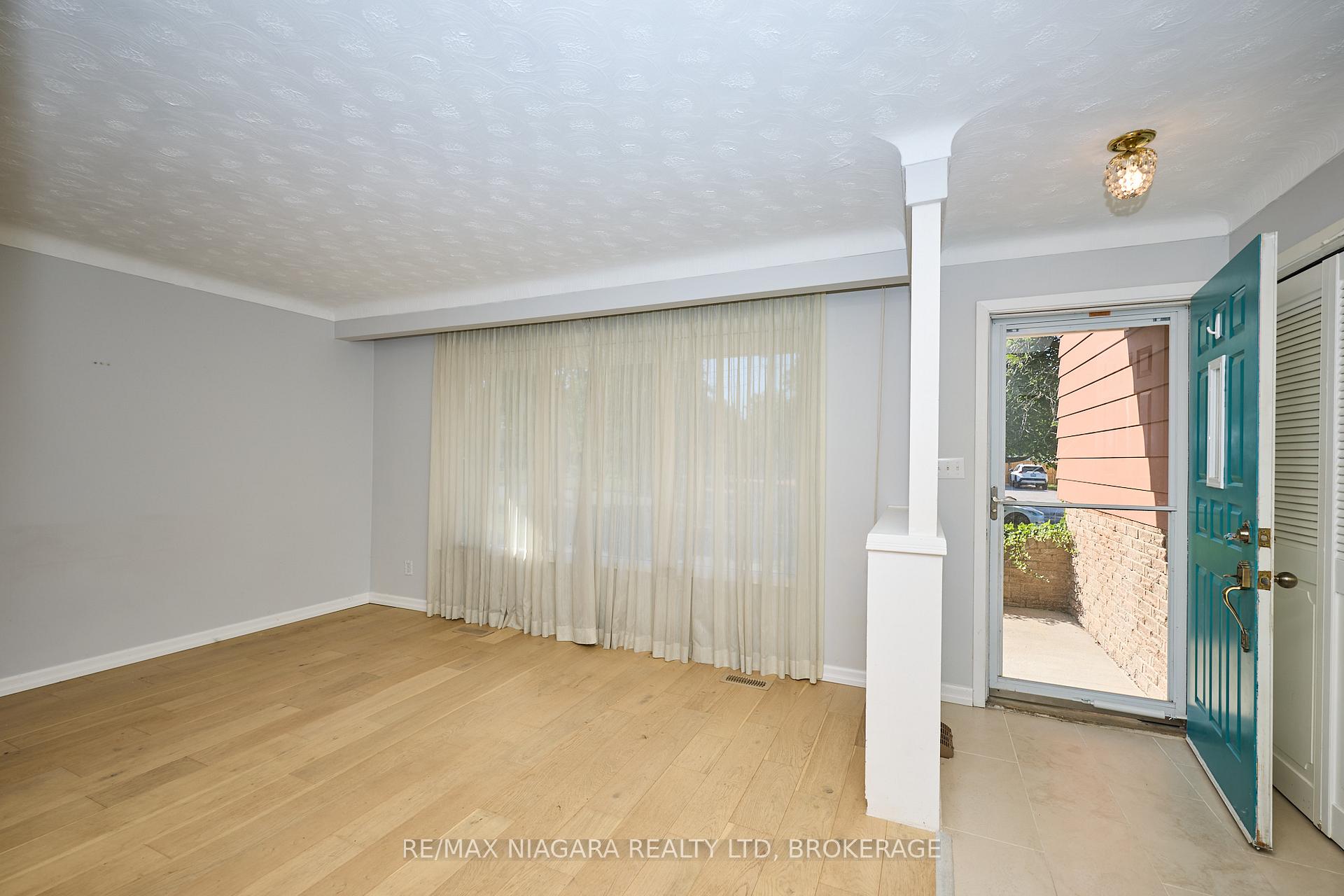 Photo 7 of 68 Acadia Crescent, St. Catharines, Secord Woods — HOMEH