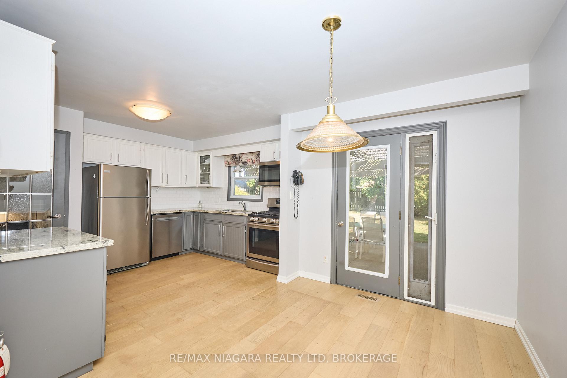 Photo 8 of 68 Acadia Crescent, St. Catharines, Secord Woods — HOMEH