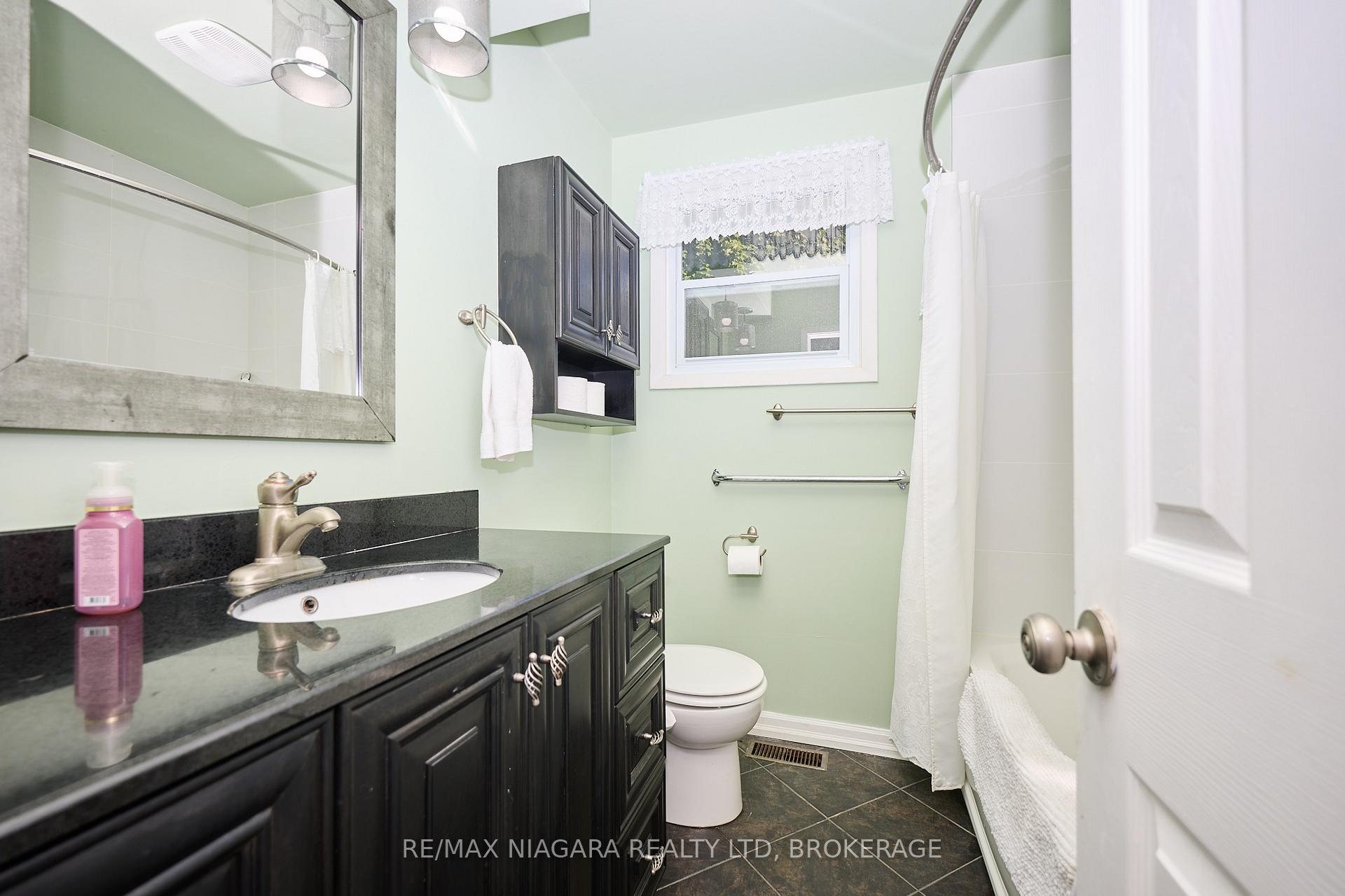 Photo 14 of 68 Acadia Crescent, St. Catharines, Secord Woods — HOMEH