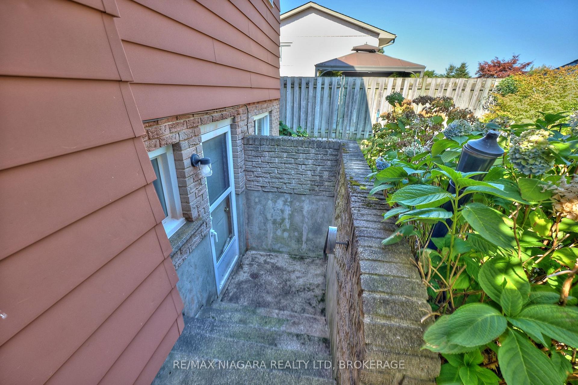 Photo 22 of 68 Acadia Crescent, St. Catharines, Secord Woods — HOMEH