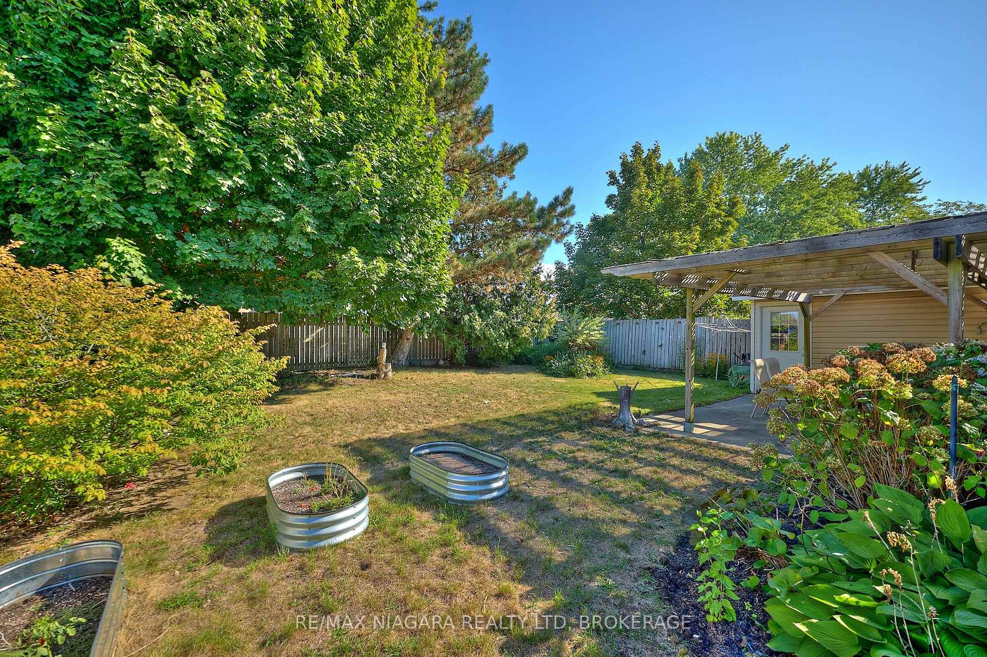 Photo 23 of 68 Acadia Crescent, St. Catharines, Secord Woods — HOMEH