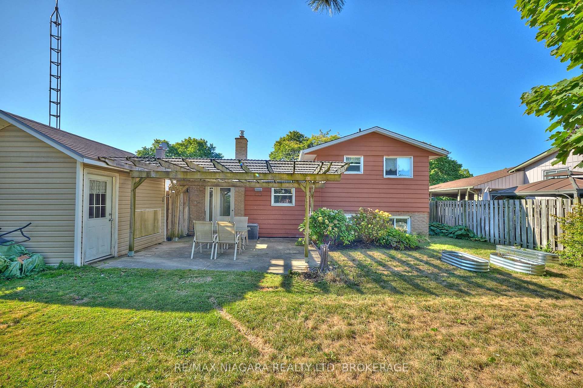 Photo 24 of 68 Acadia Crescent, St. Catharines, Secord Woods — HOMEH