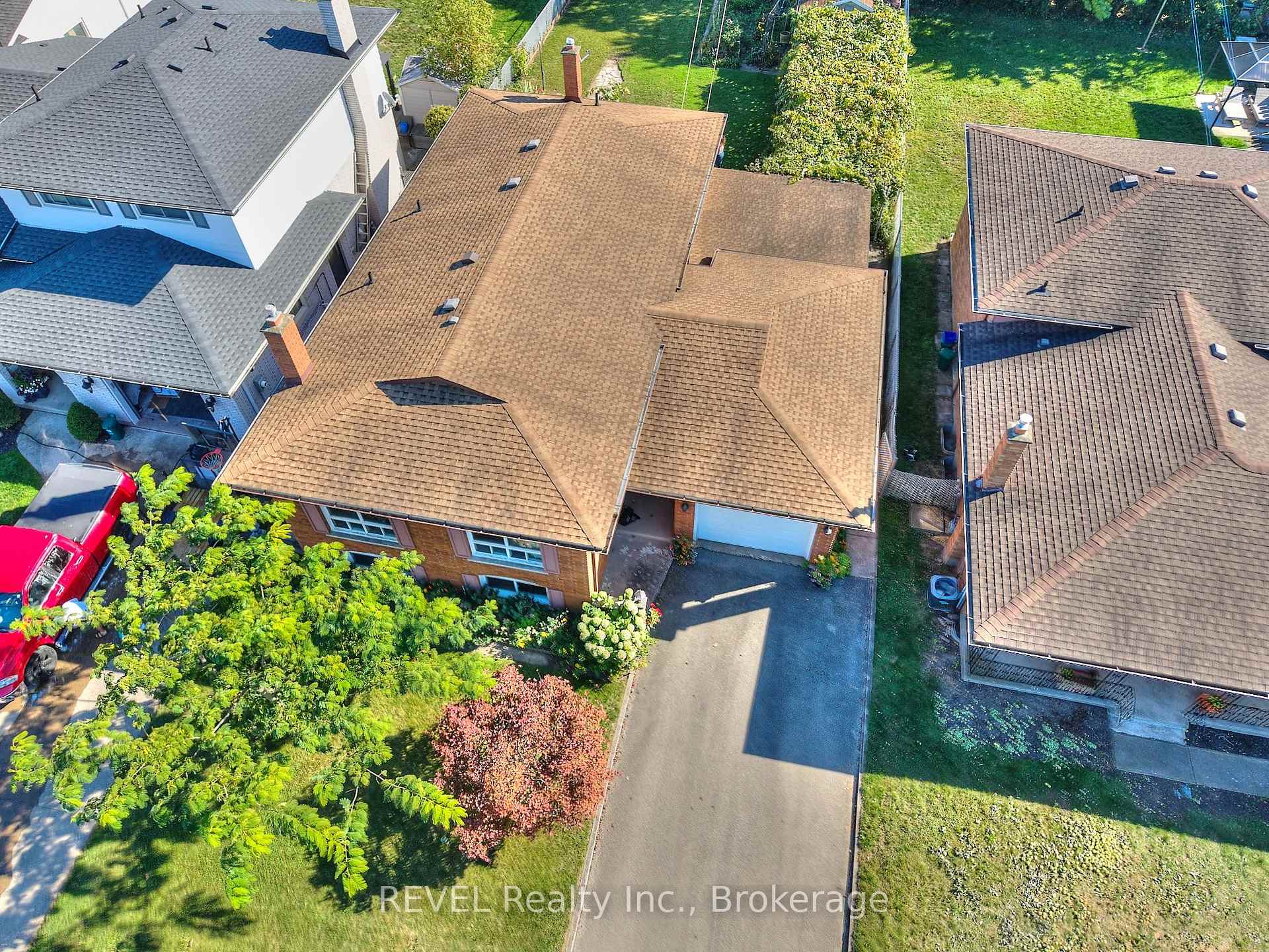 Photo 2 of 6 Charleen Circle, St. Catharines, Carlton/Bunting — HOMEH