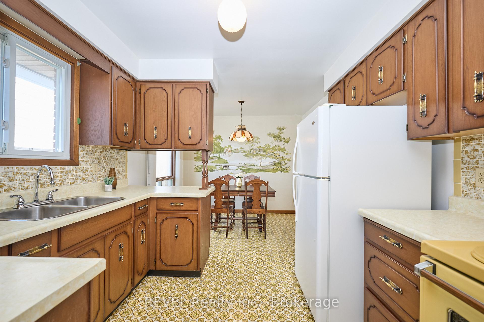 Photo 11 of 6 Charleen Circle, St. Catharines, Carlton/Bunting — HOMEH