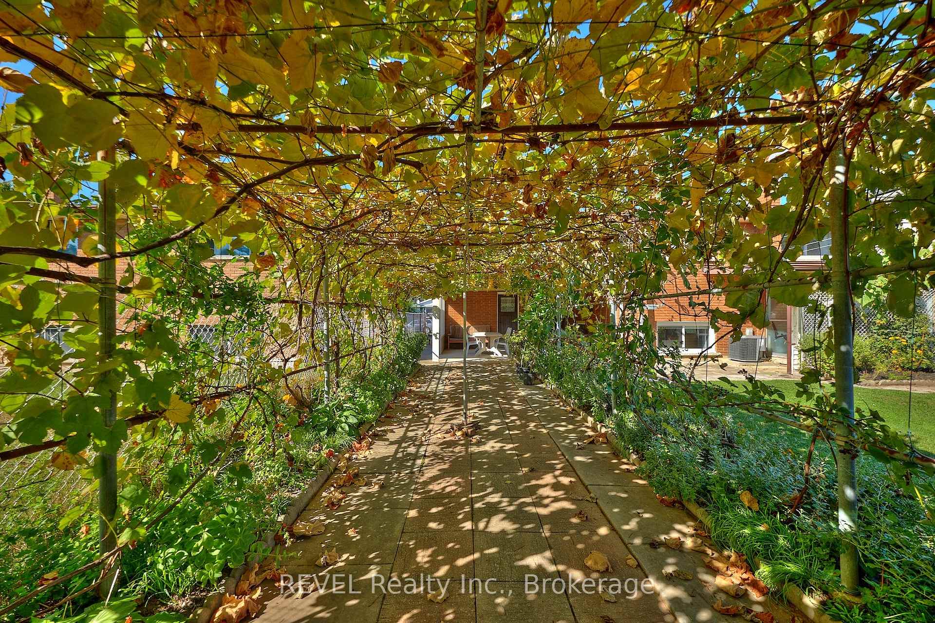 Photo 38 of 6 Charleen Circle, St. Catharines, Carlton/Bunting — HOMEH