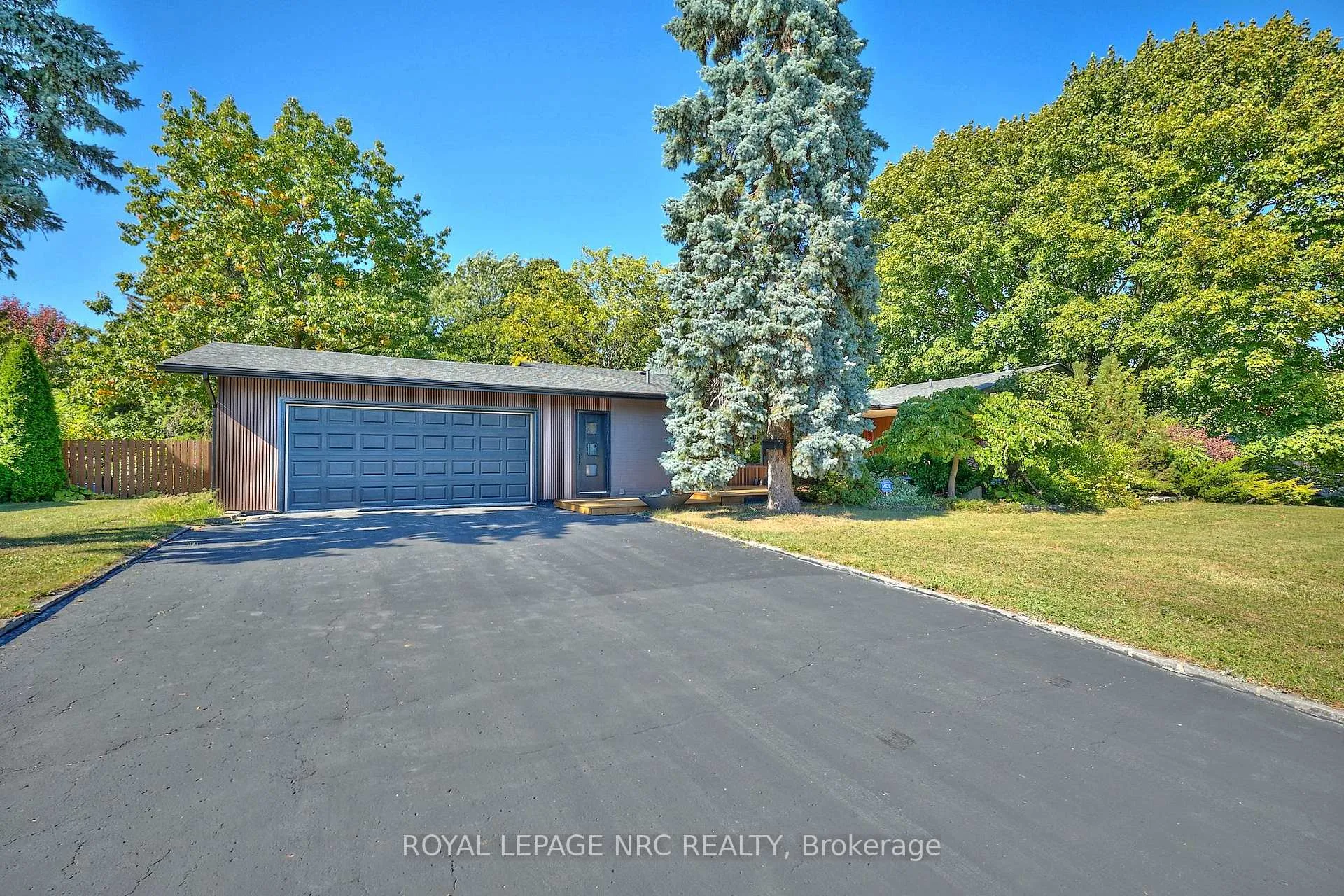Photo 2 of 7 Woodmount Drive, St. Catharines, Burleigh Hill — HOMEH