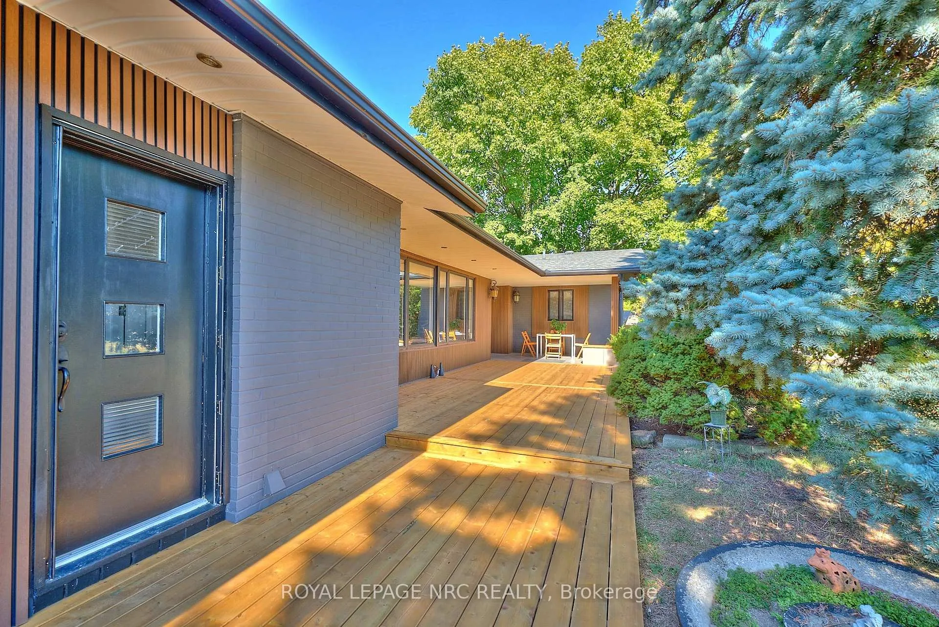 Photo 3 of 7 Woodmount Drive, St. Catharines, Burleigh Hill — HOMEH