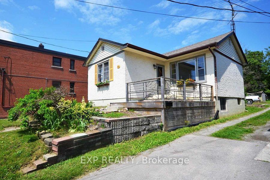 Photo 3 of 28 Gale Crescent, St. Catharines, E. Chester — HOMEH