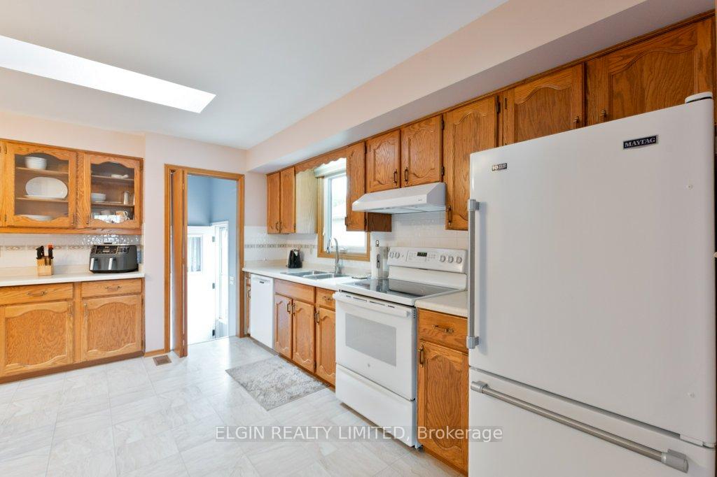 Photo 11 of 20 Farmington Drive, St. Thomas — HOMEH
