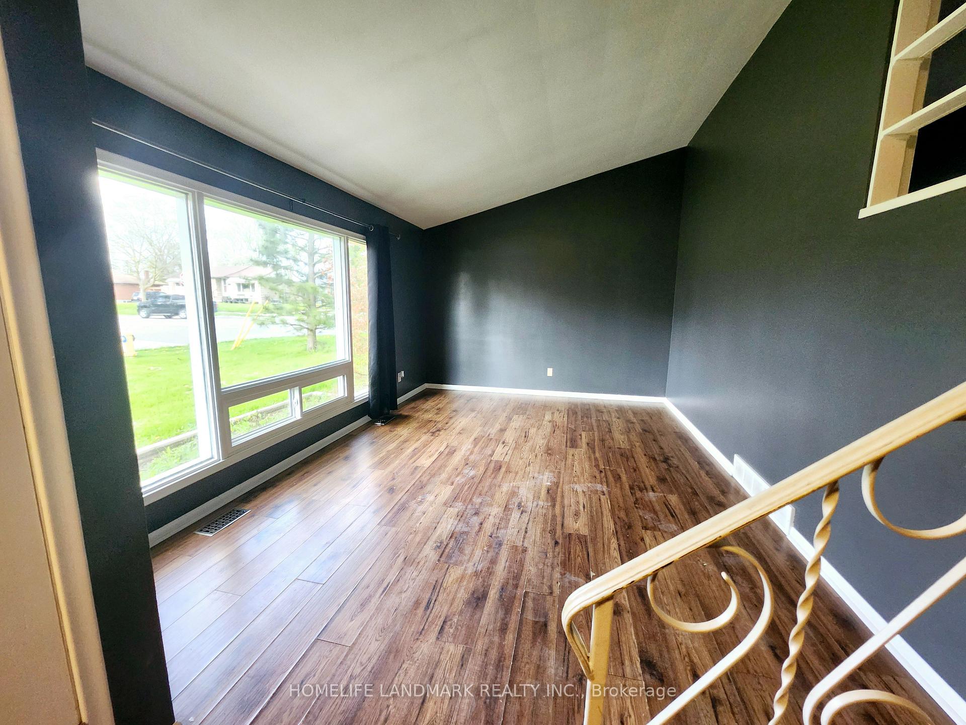 Photo 2 of 22 Oakmount Drive, St. Catharines, Glendale/Glenridge — HOMEH
