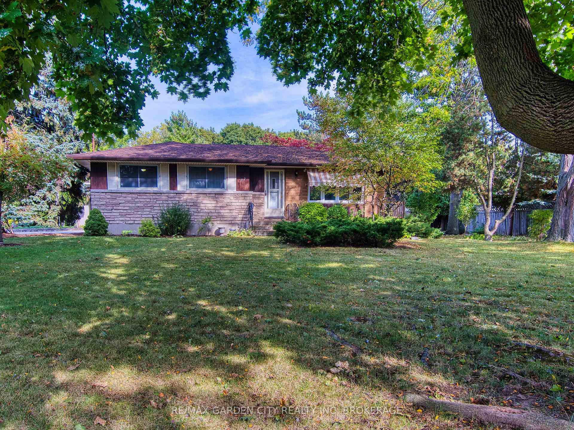 Photo 1 of 32 Viking Drive, St. Catharines, Bunting/Linwell — HOMEH