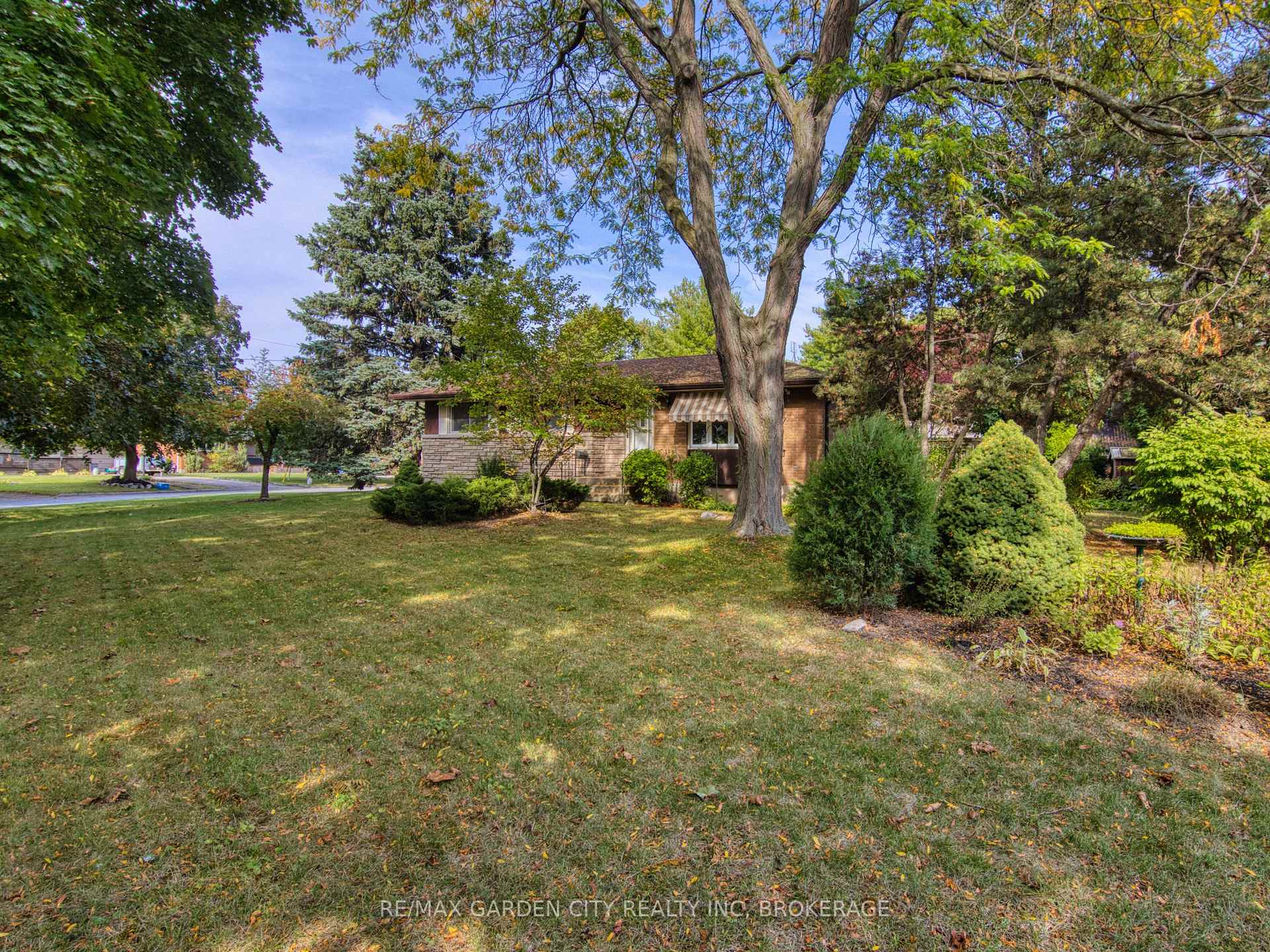 Photo 2 of 32 Viking Drive, St. Catharines, Bunting/Linwell — HOMEH