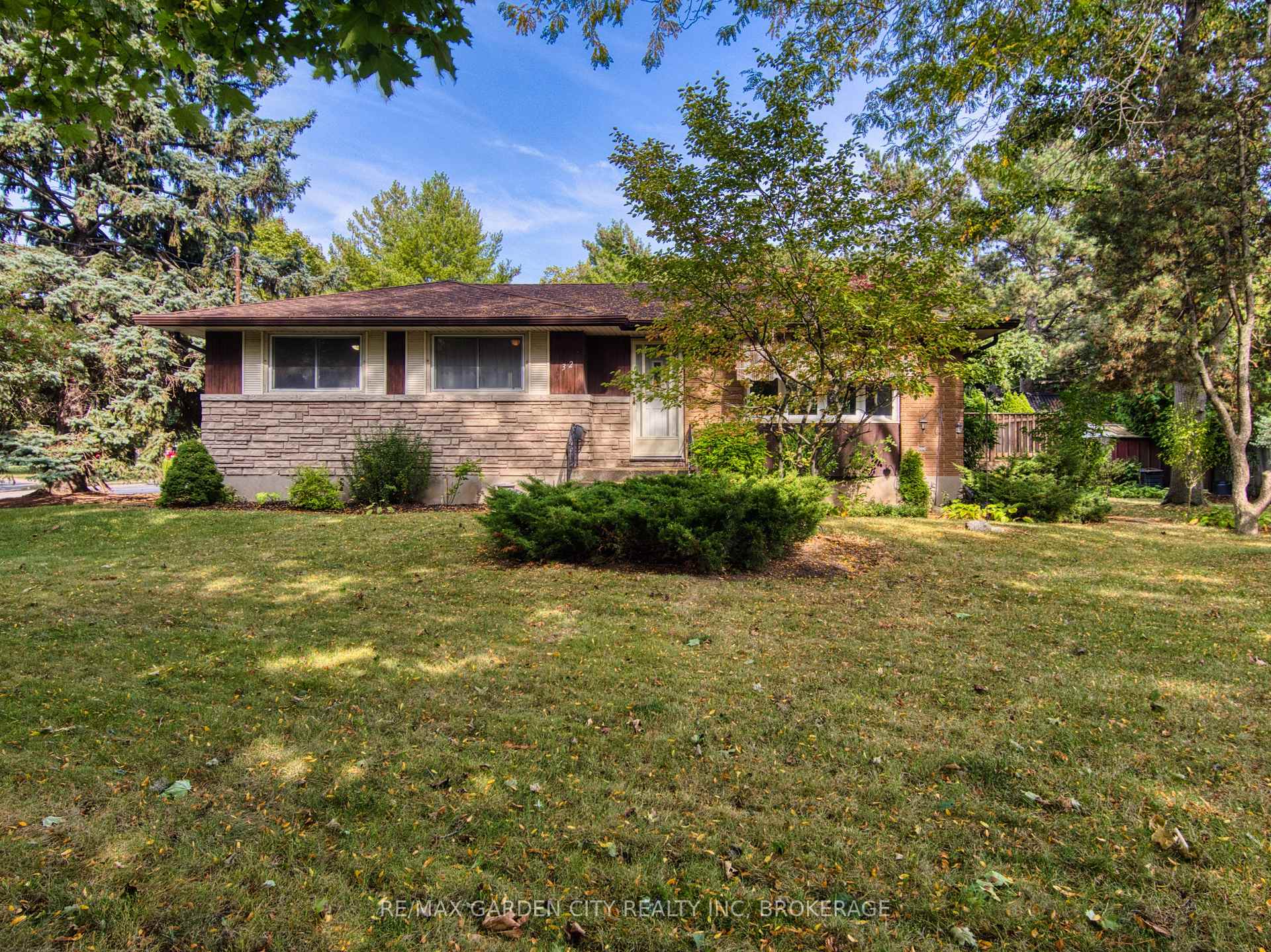 Photo 3 of 32 Viking Drive, St. Catharines, Bunting/Linwell — HOMEH