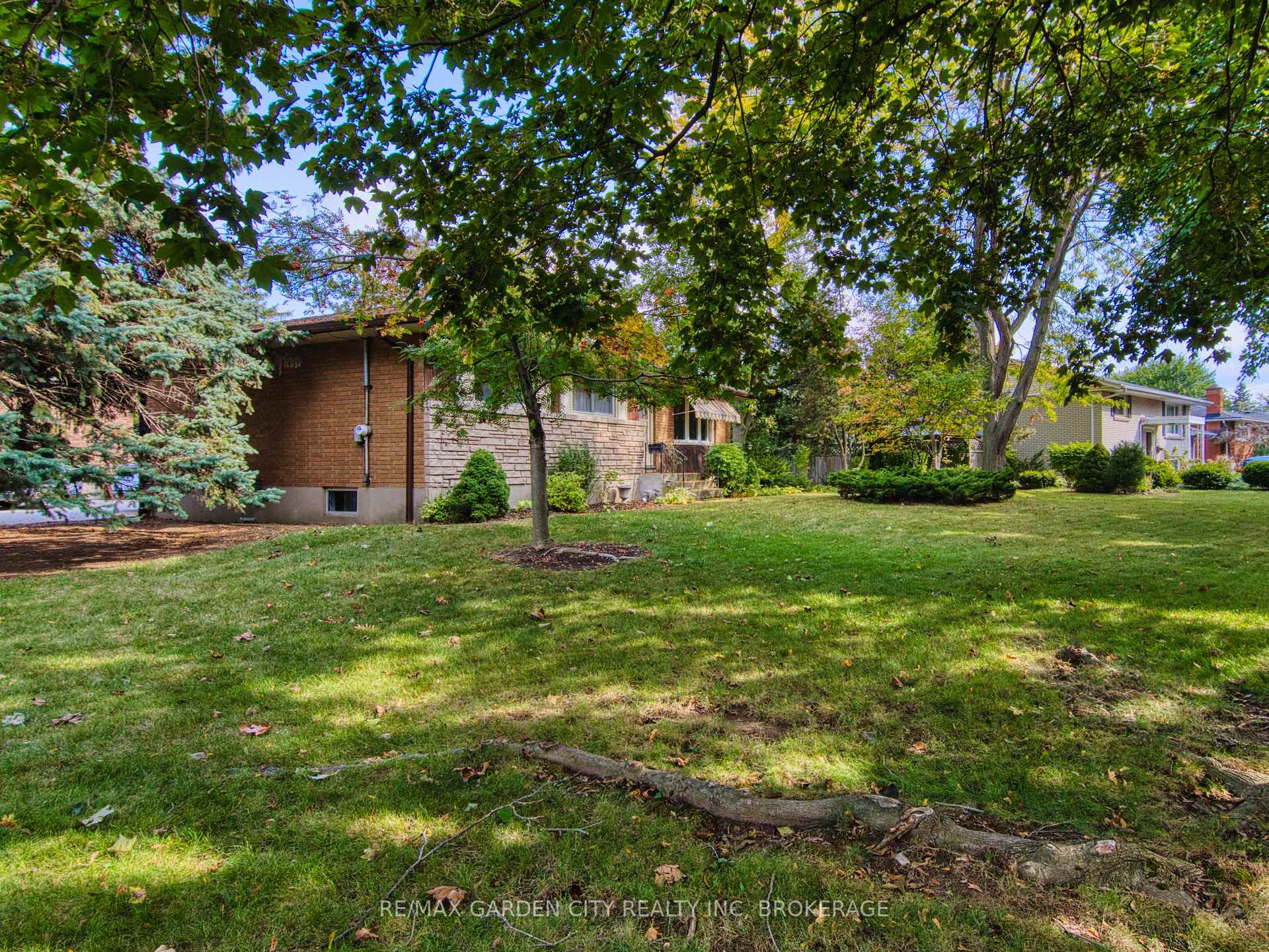 Photo 4 of 32 Viking Drive, St. Catharines, Bunting/Linwell — HOMEH