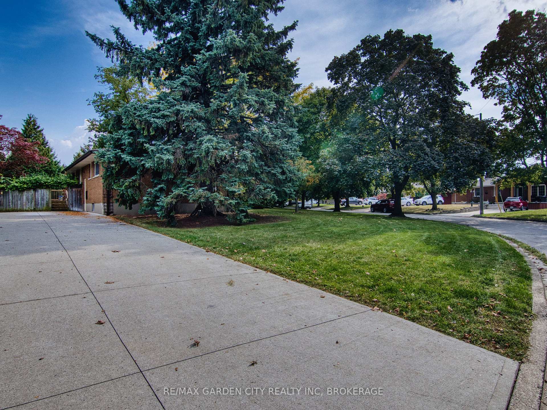Photo 5 of 32 Viking Drive, St. Catharines, Bunting/Linwell — HOMEH