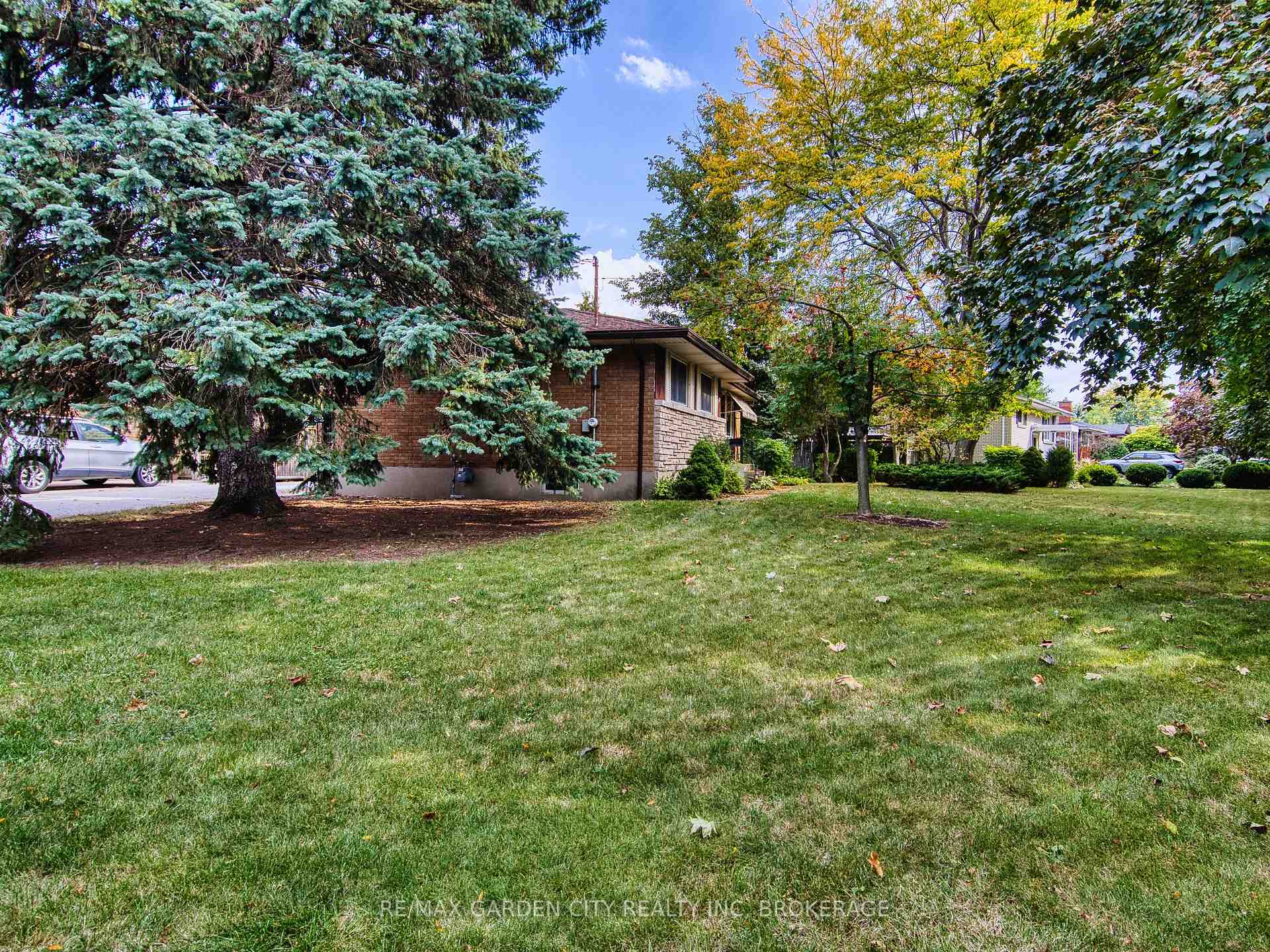 Photo 6 of 32 Viking Drive, St. Catharines, Bunting/Linwell — HOMEH
