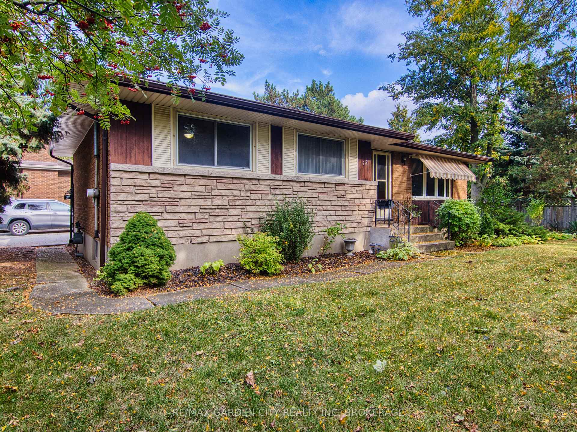 Photo 7 of 32 Viking Drive, St. Catharines, Bunting/Linwell — HOMEH