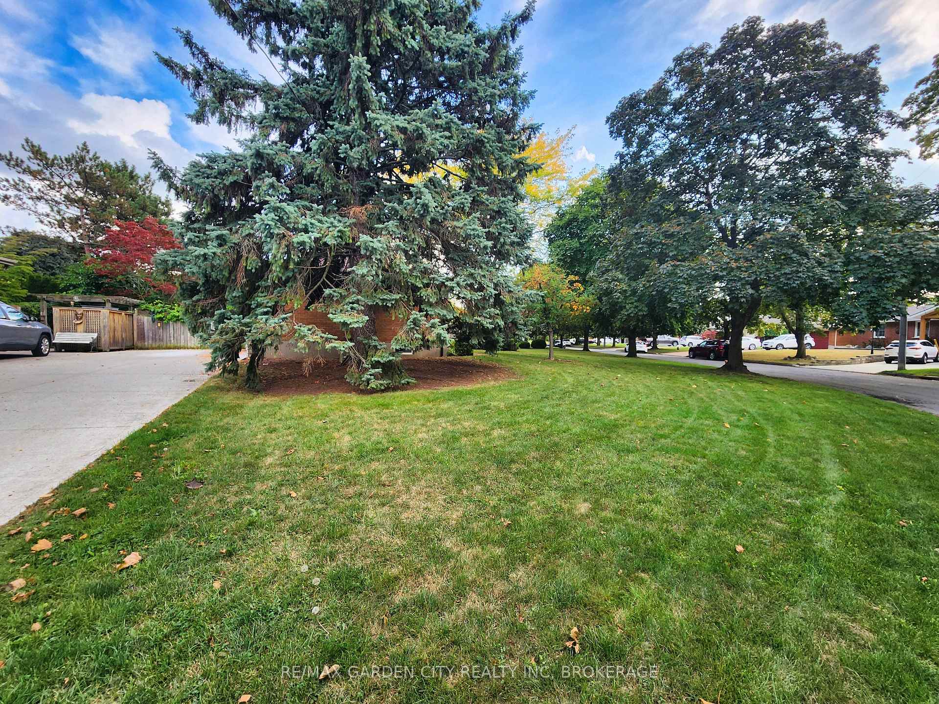 Photo 9 of 32 Viking Drive, St. Catharines, Bunting/Linwell — HOMEH