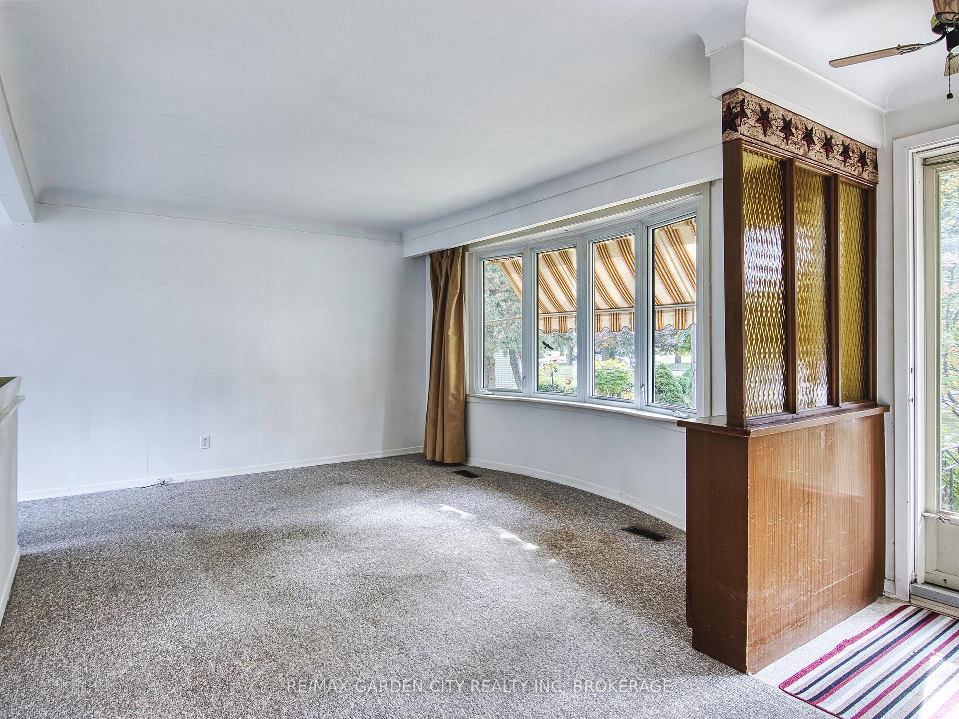 Photo 10 of 32 Viking Drive, St. Catharines, Bunting/Linwell — HOMEH