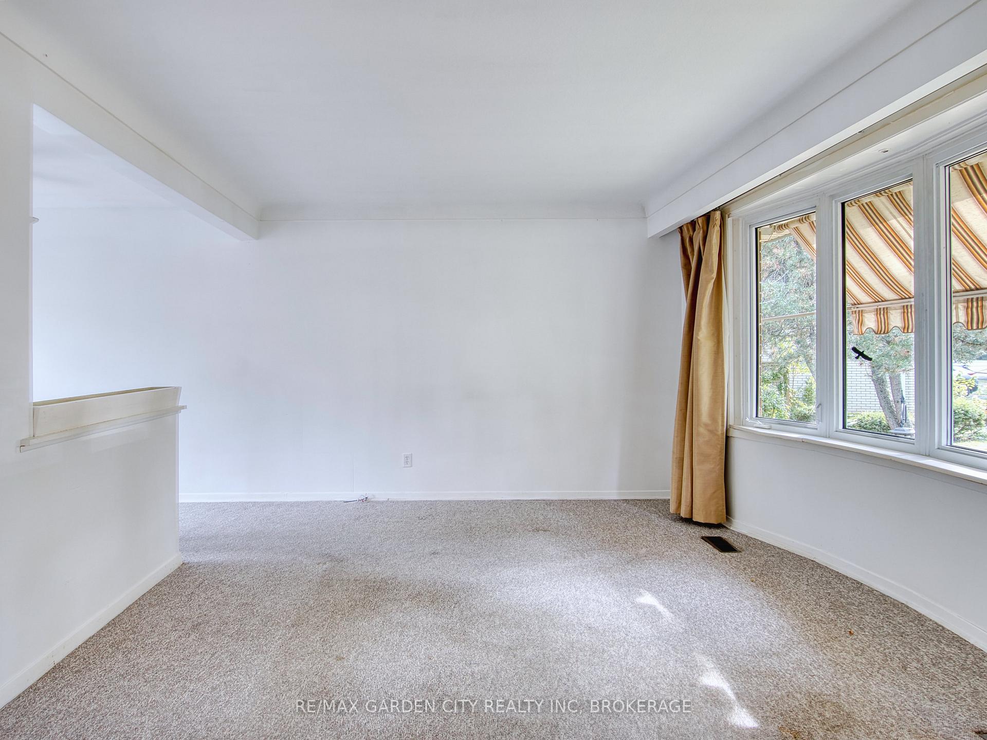 Photo 11 of 32 Viking Drive, St. Catharines, Bunting/Linwell — HOMEH