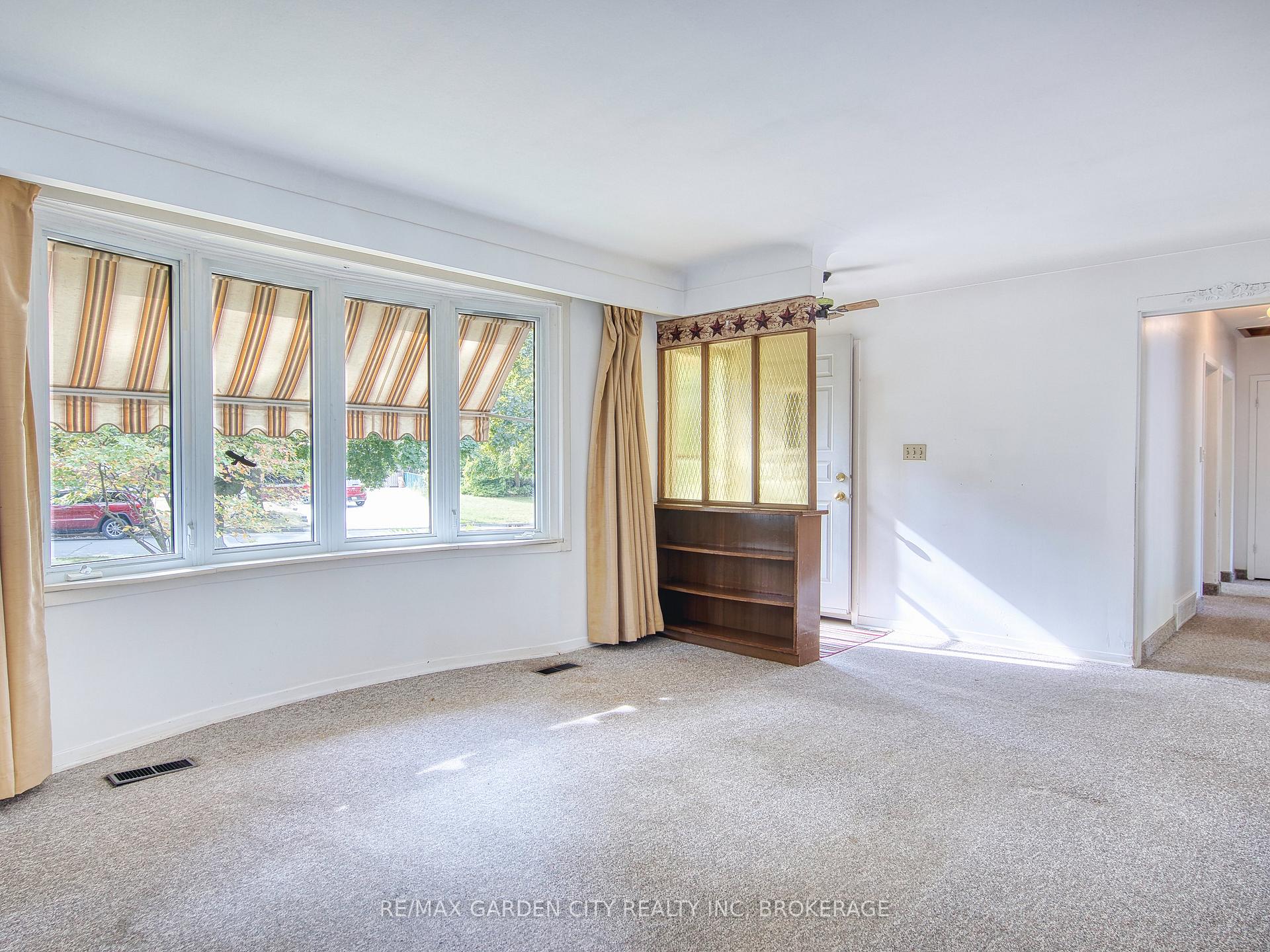 Photo 12 of 32 Viking Drive, St. Catharines, Bunting/Linwell — HOMEH