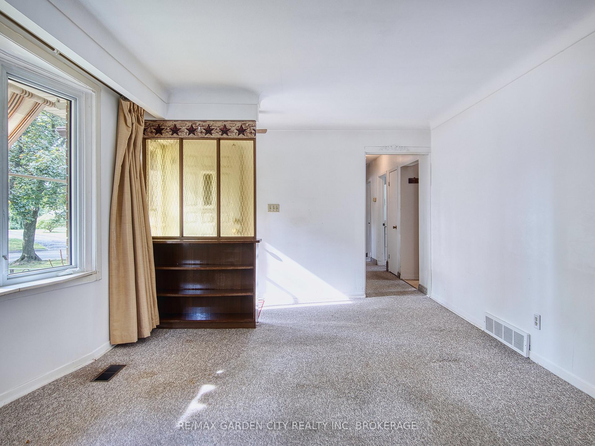 Photo 13 of 32 Viking Drive, St. Catharines, Bunting/Linwell — HOMEH