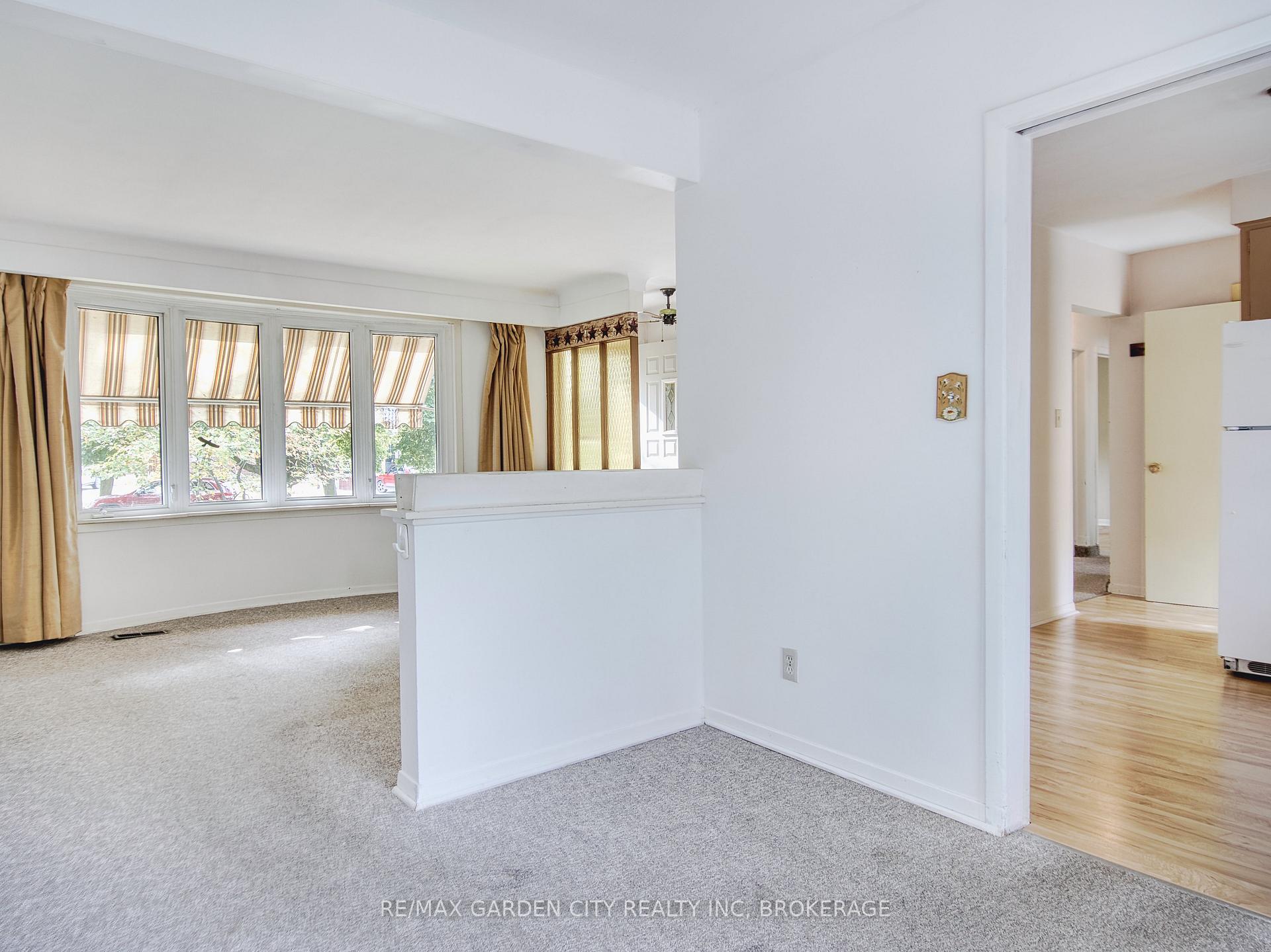 Photo 16 of 32 Viking Drive, St. Catharines, Bunting/Linwell — HOMEH