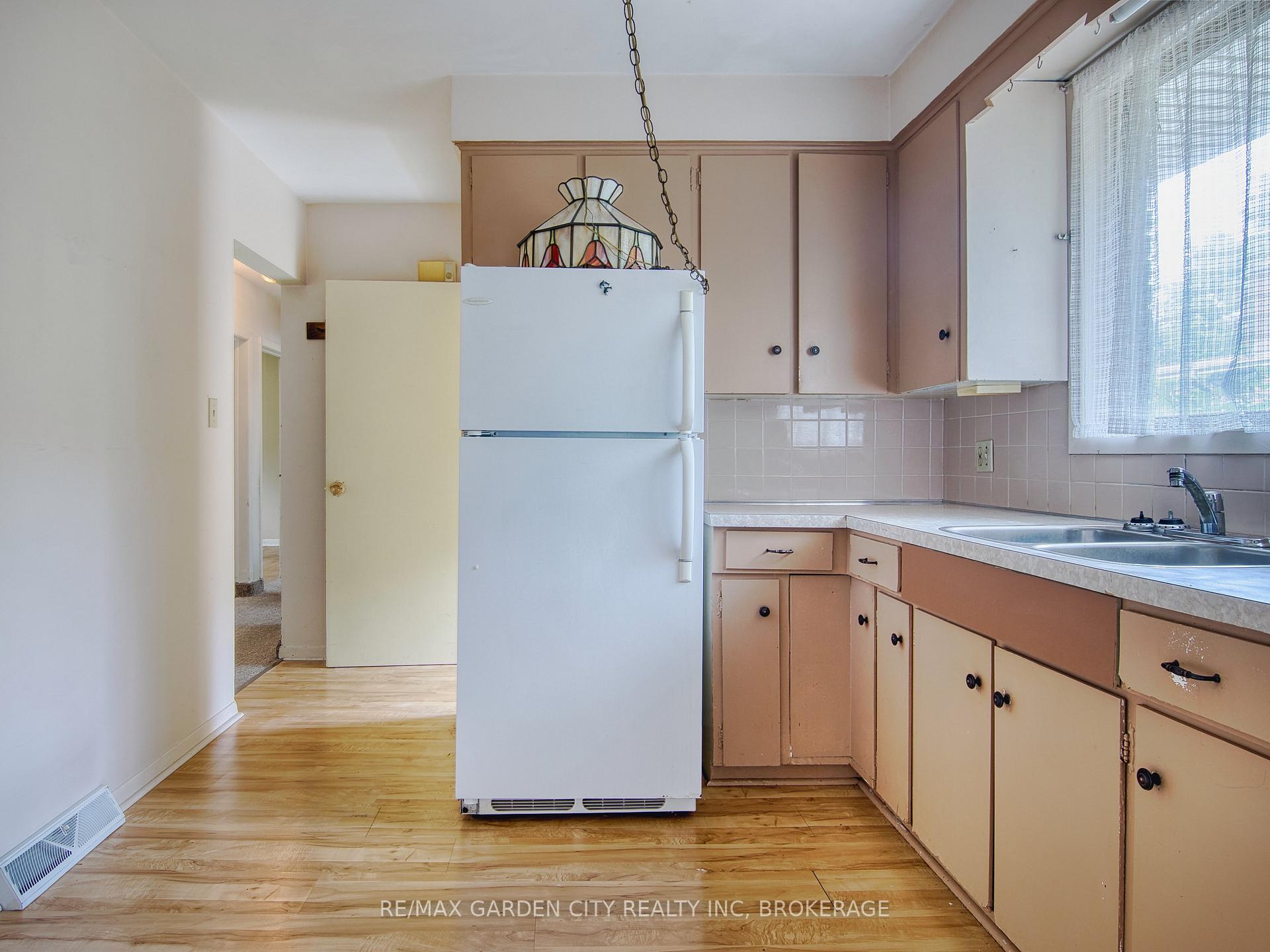 Photo 17 of 32 Viking Drive, St. Catharines, Bunting/Linwell — HOMEH