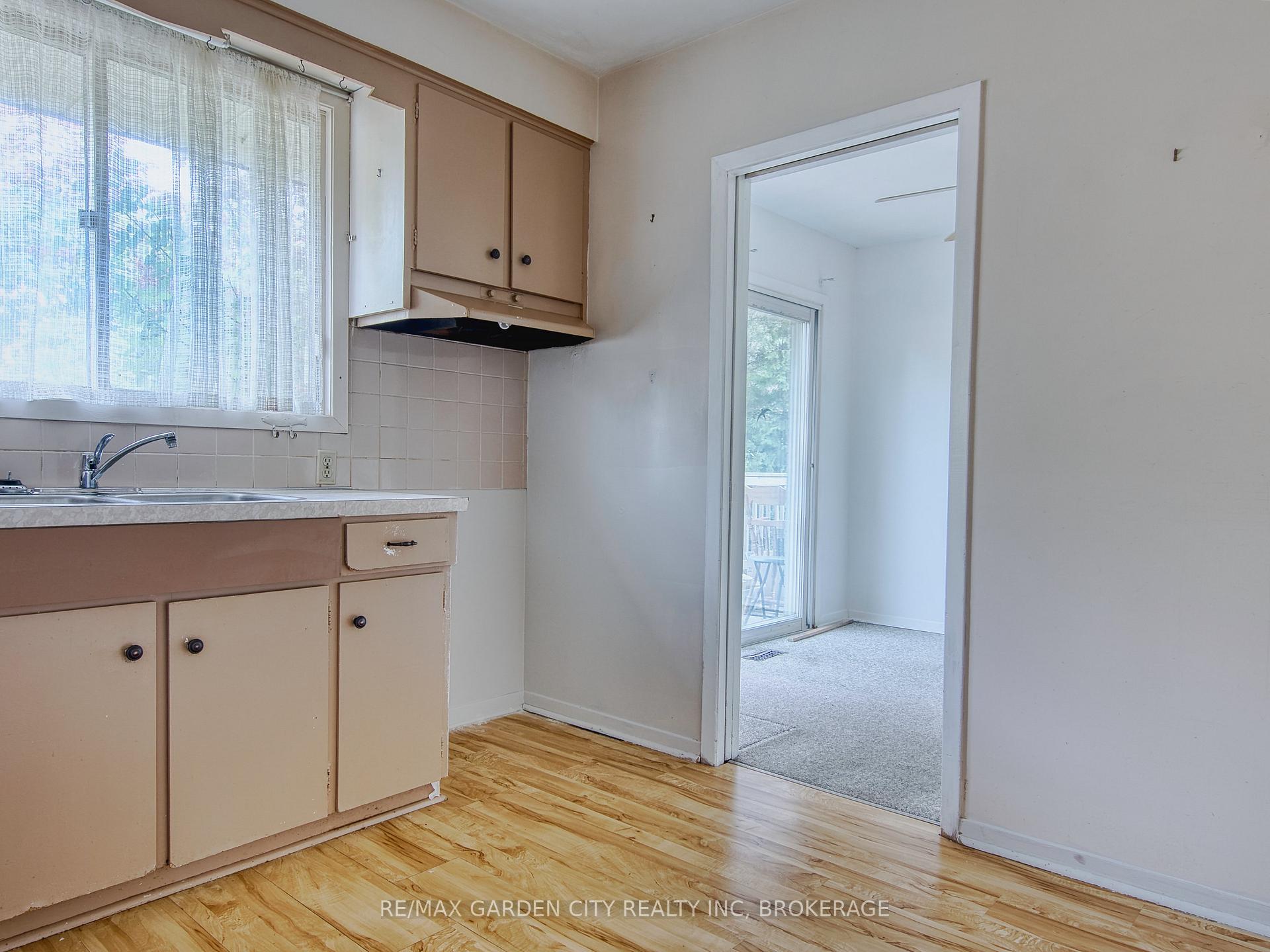Photo 18 of 32 Viking Drive, St. Catharines, Bunting/Linwell — HOMEH