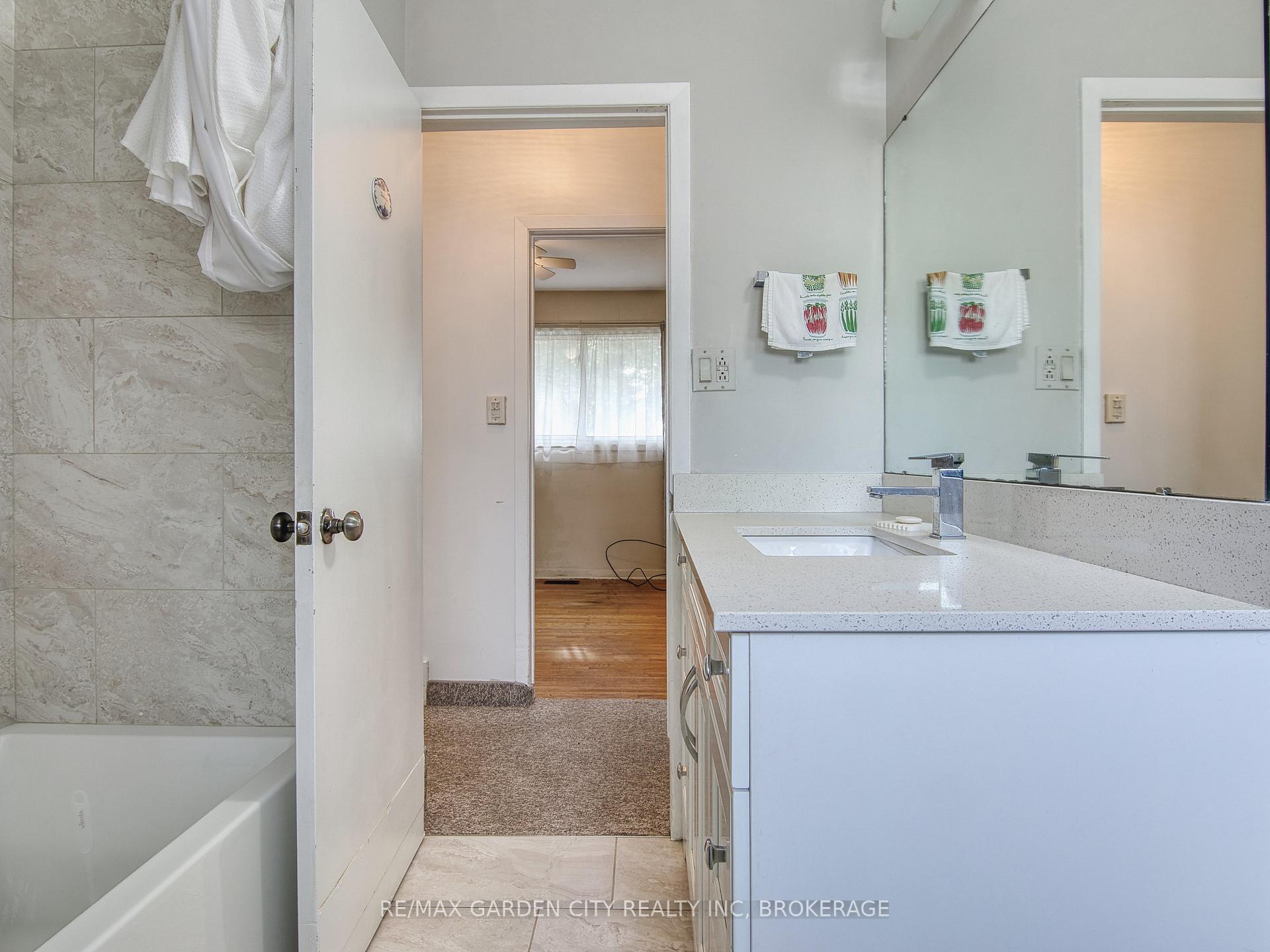 Photo 20 of 32 Viking Drive, St. Catharines, Bunting/Linwell — HOMEH
