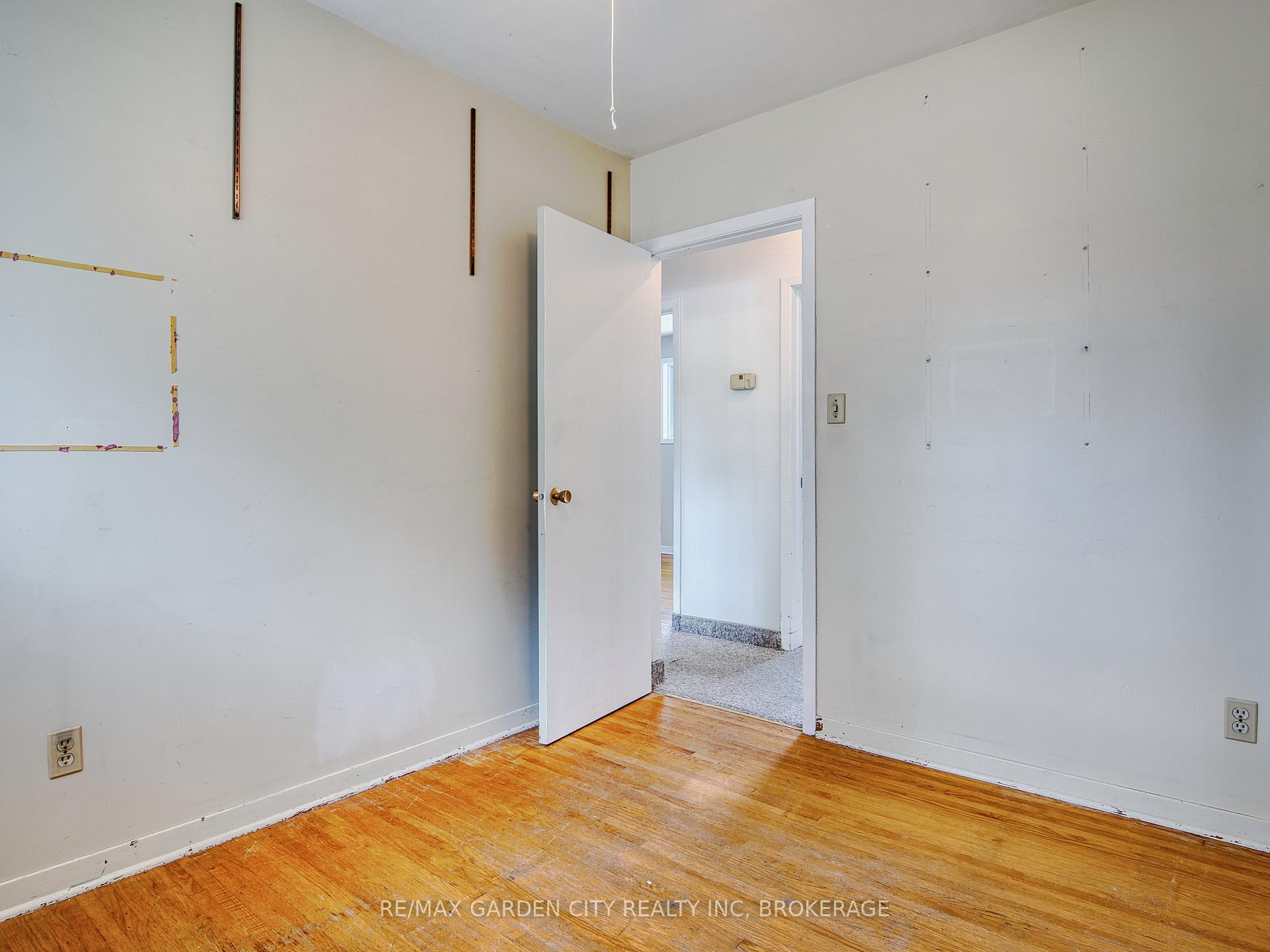 Photo 23 of 32 Viking Drive, St. Catharines, Bunting/Linwell — HOMEH