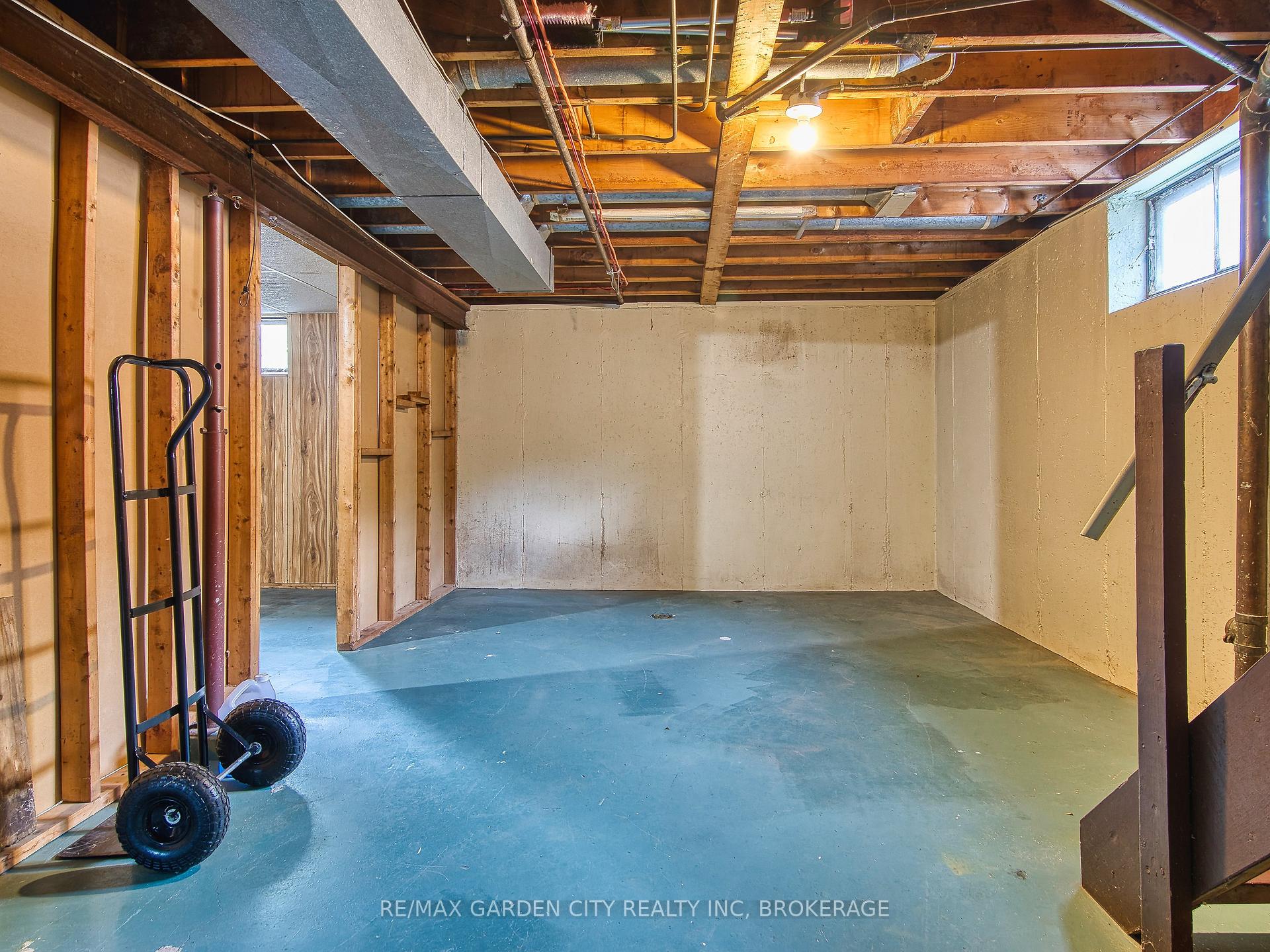 Photo 31 of 32 Viking Drive, St. Catharines, Bunting/Linwell — HOMEH