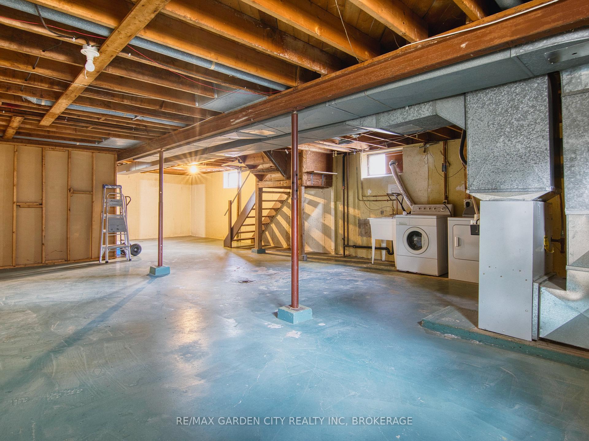 Photo 33 of 32 Viking Drive, St. Catharines, Bunting/Linwell — HOMEH