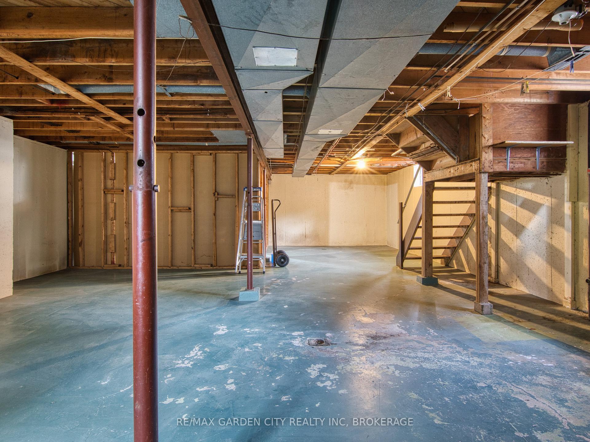Photo 34 of 32 Viking Drive, St. Catharines, Bunting/Linwell — HOMEH