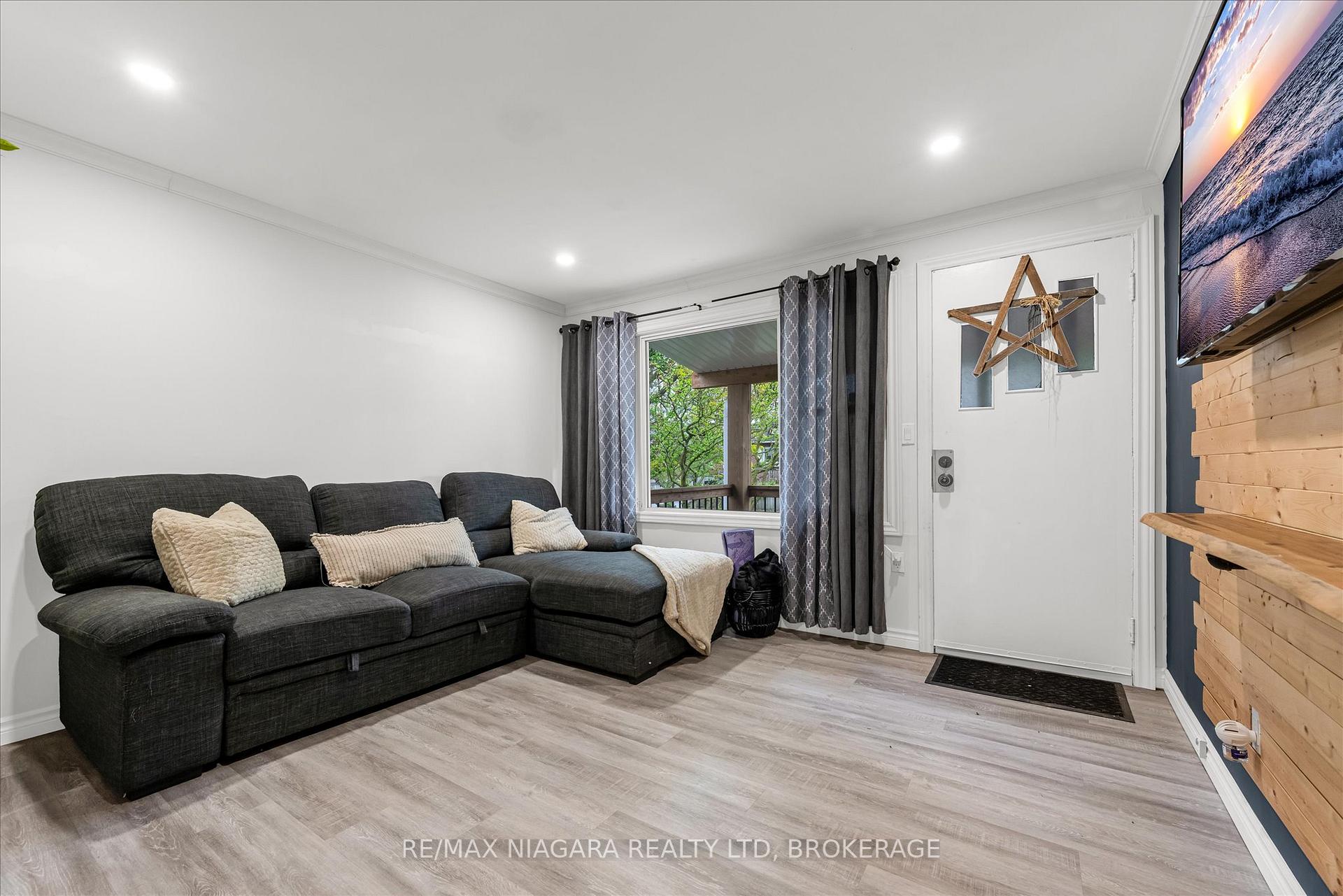 Photo 3 of 17 Lonsdale Avenue, St. Catharines, Secord Woods — HOMEH