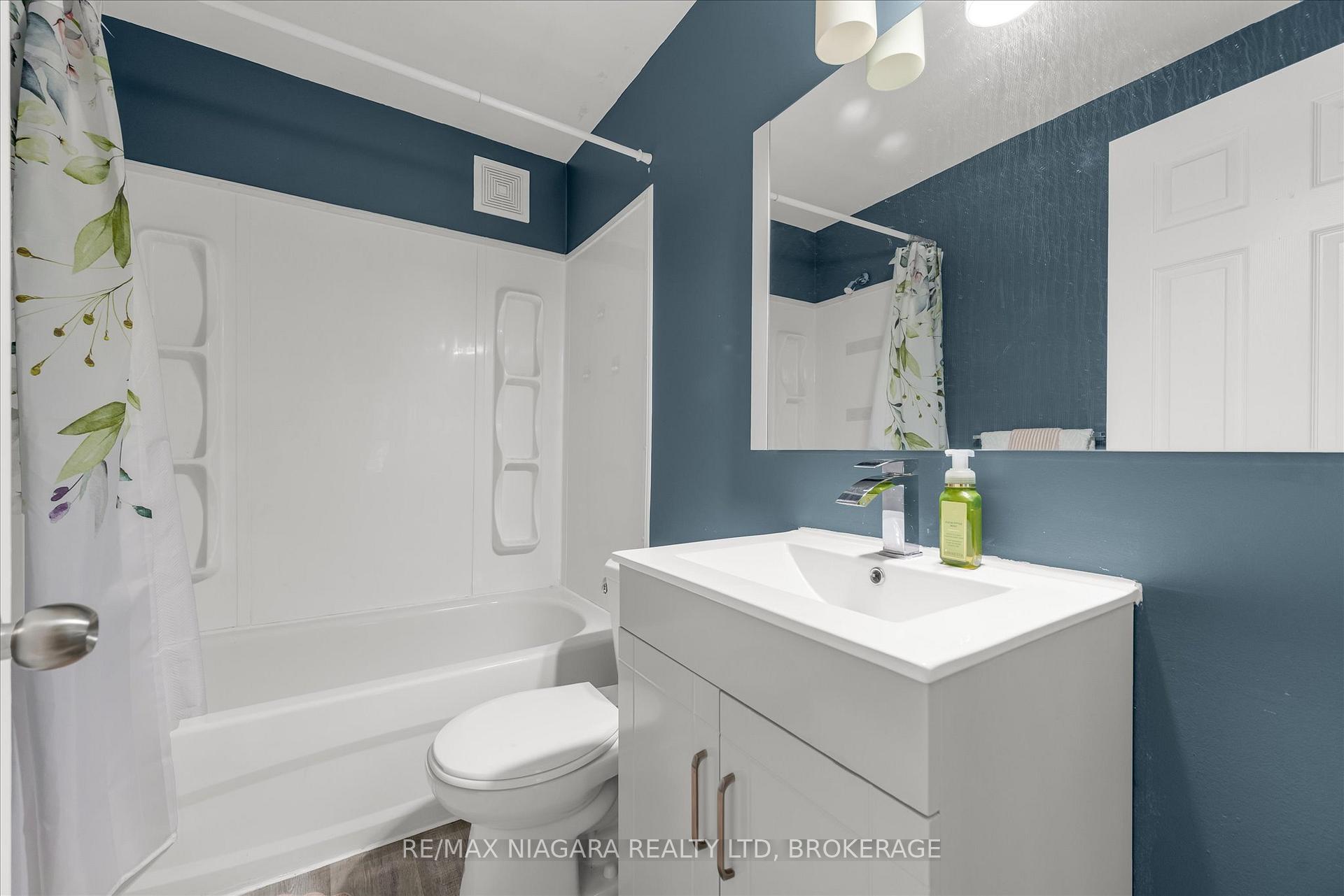 Photo 8 of 17 Lonsdale Avenue, St. Catharines, Secord Woods — HOMEH