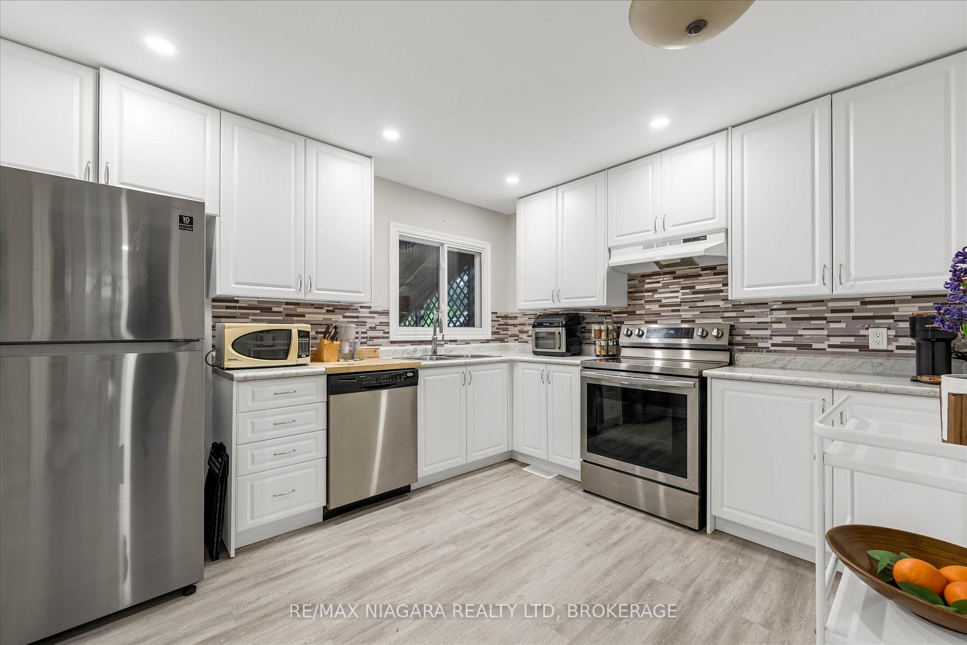 Photo 9 of 17 Lonsdale Avenue, St. Catharines, Secord Woods — HOMEH
