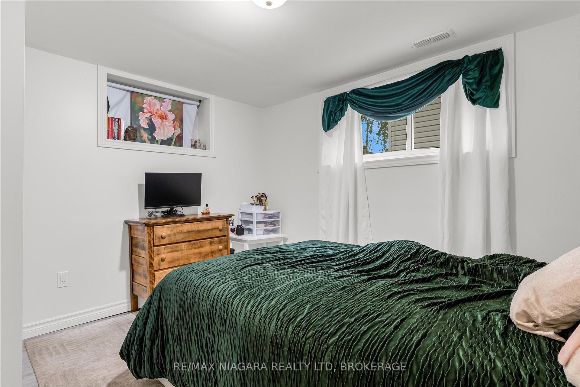 Photo 15 of 17 Lonsdale Avenue, St. Catharines, Secord Woods — HOMEH