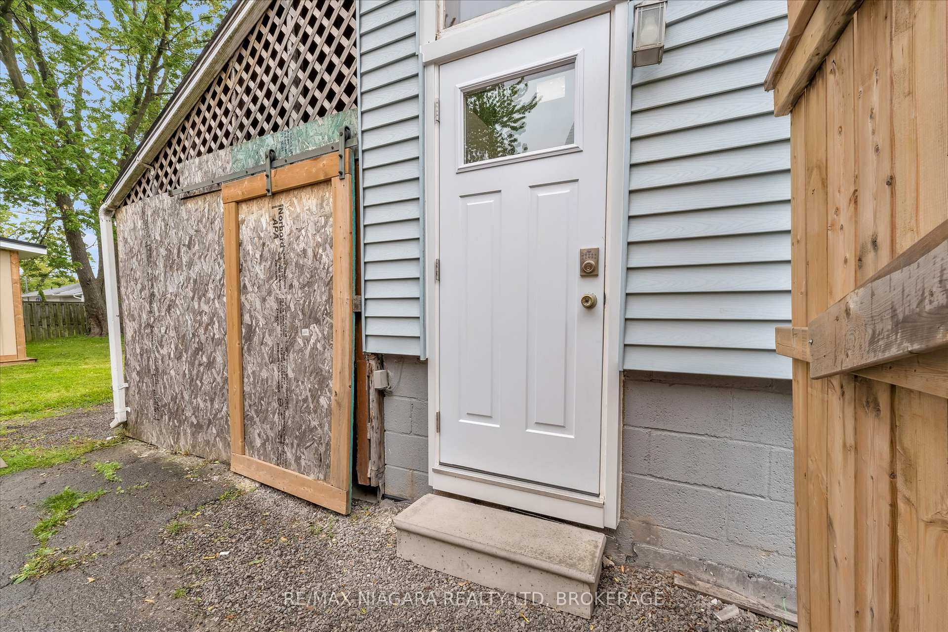 Photo 16 of 17 Lonsdale Avenue, St. Catharines, Secord Woods — HOMEH