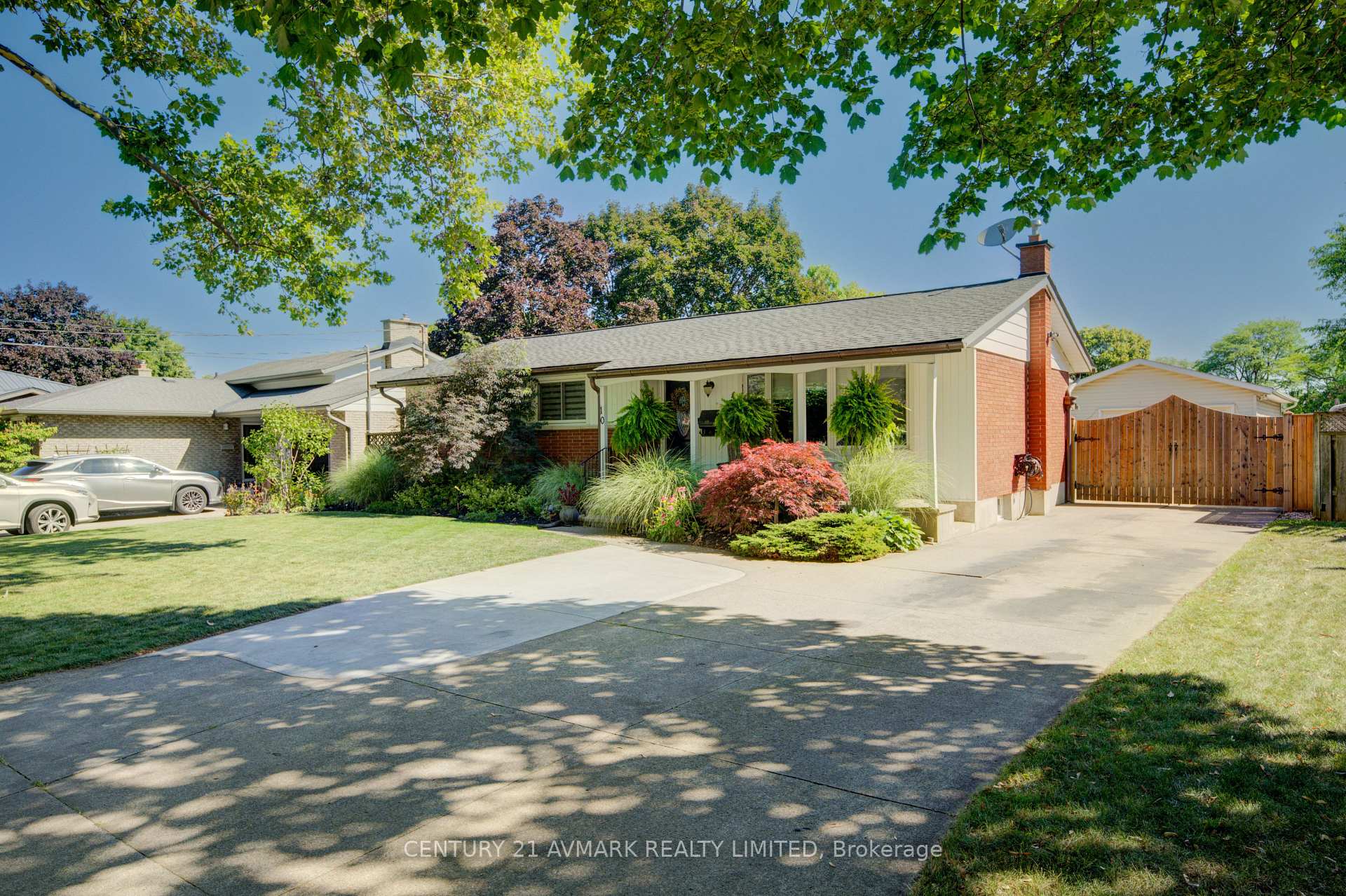 Photo 1 of 10 Royale Road, St. Catharines, Lakeport — HOMEH