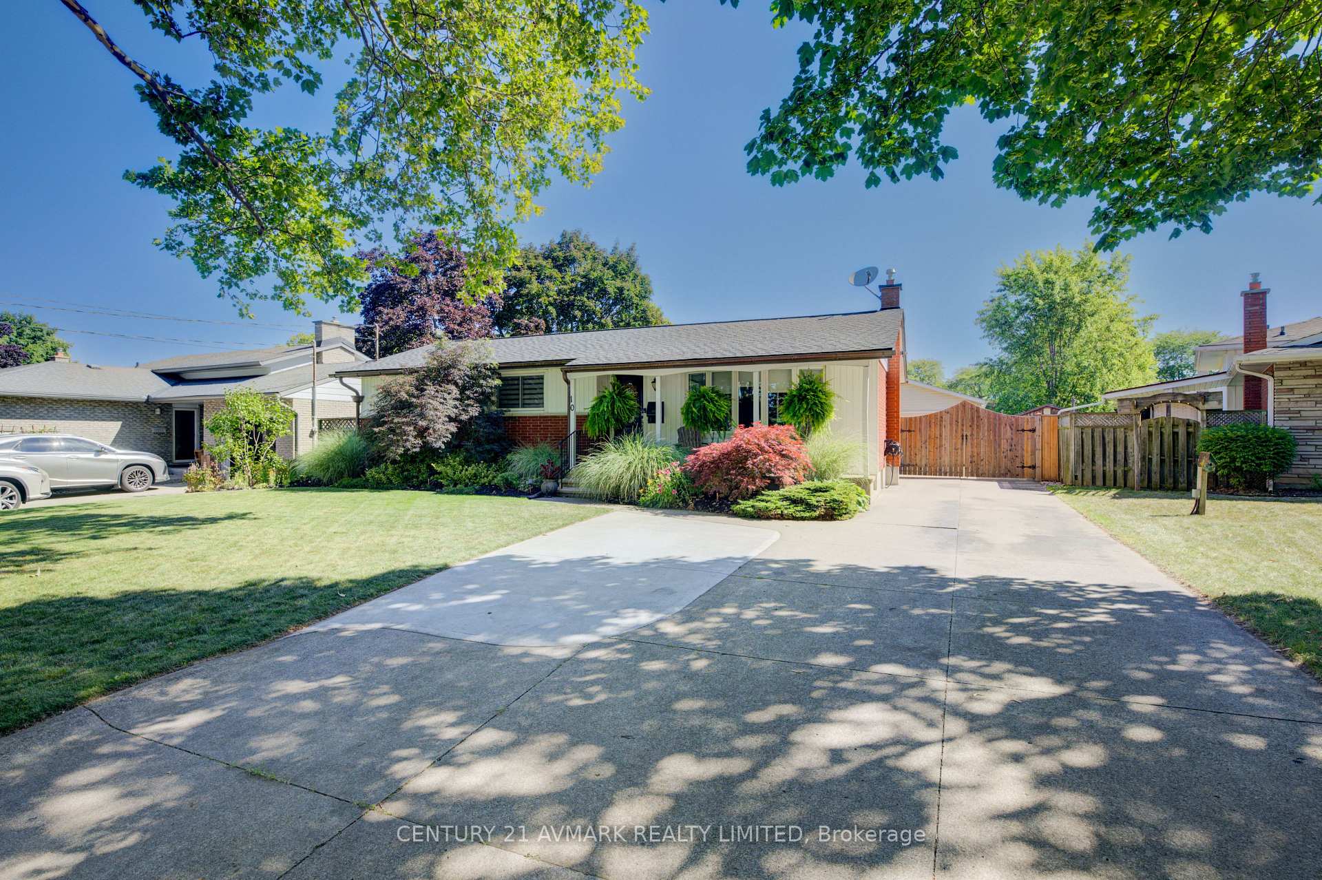 Photo 2 of 10 Royale Road, St. Catharines, Lakeport — HOMEH