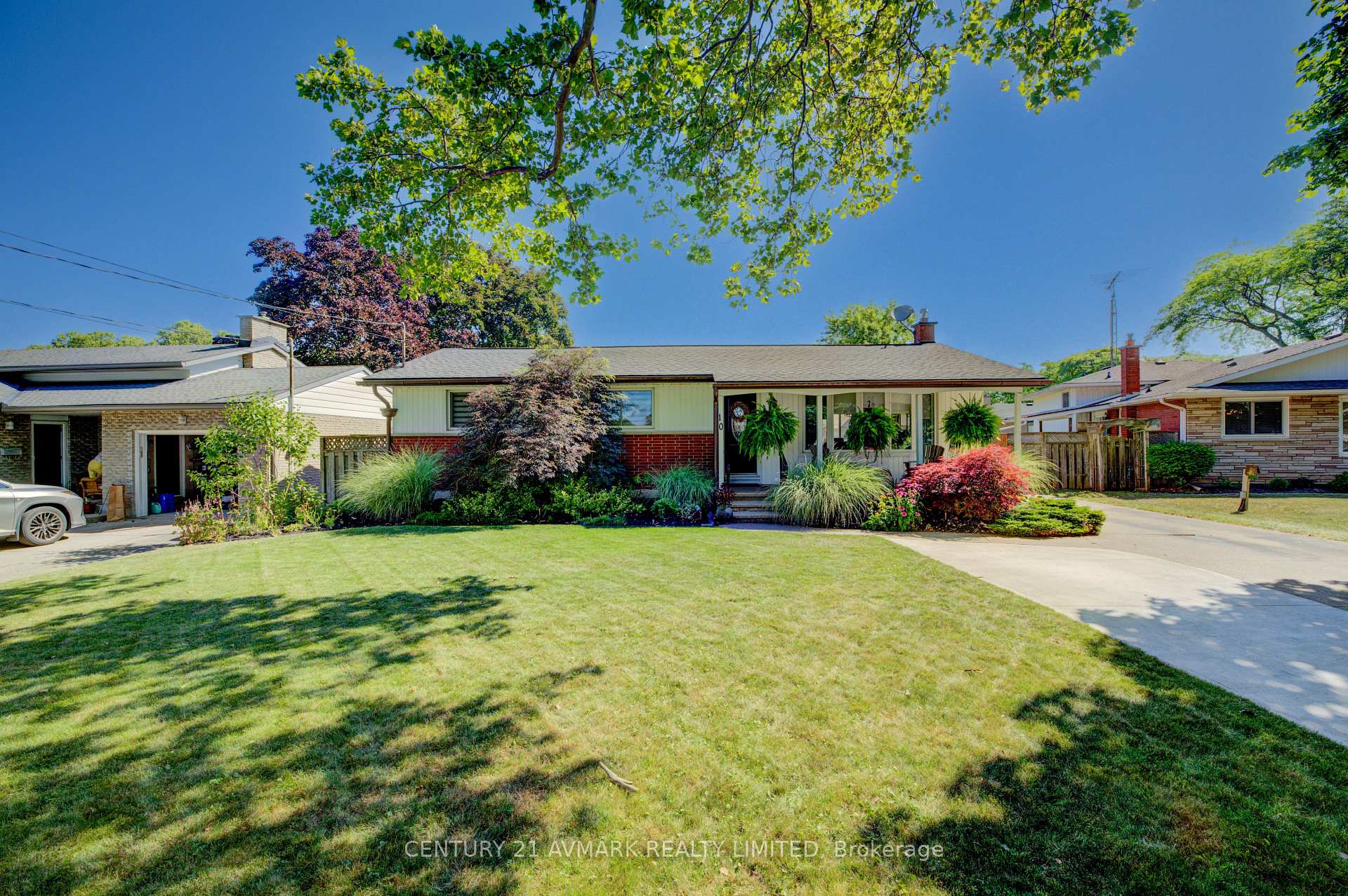 Photo 3 of 10 Royale Road, St. Catharines, Lakeport — HOMEH