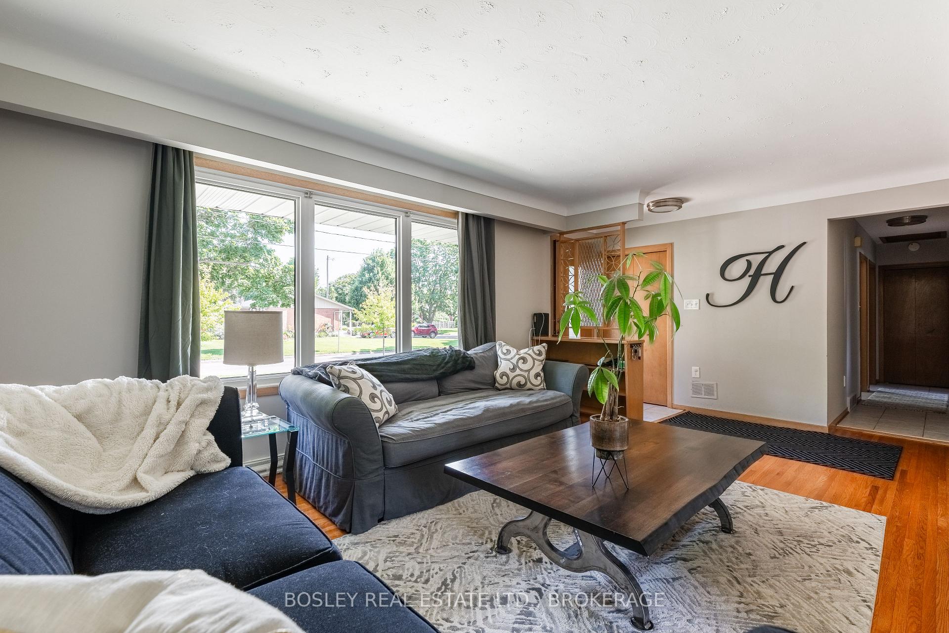 Photo 2 of 60 Royal Manor Drive, St. Catharines, Carlton/Bunting — HOMEH