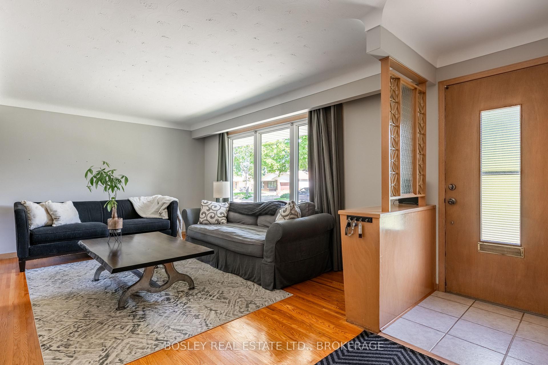Photo 3 of 60 Royal Manor Drive, St. Catharines, Carlton/Bunting — HOMEH
